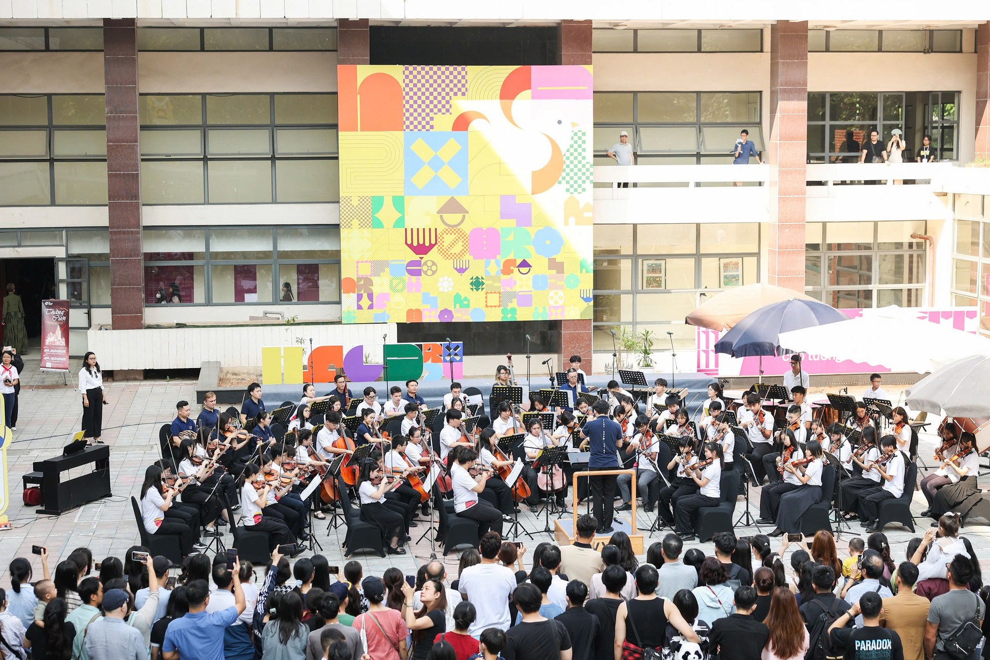 Cảnh khán giả chật kín các buổi biểu diễn là hình ảnh đặc trưng của mùa Lễ hội năm nay.