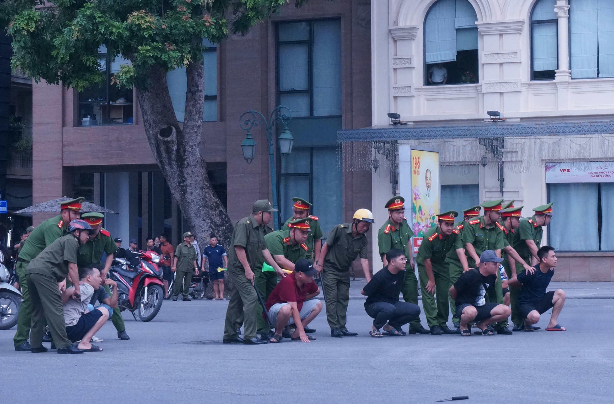 Lực lượng tham gia bảo vệ an ninh trật tự ở cơ sở diễn tập phối hợp cùng lực lượng Công an chính quy trấn áp tội phạm.