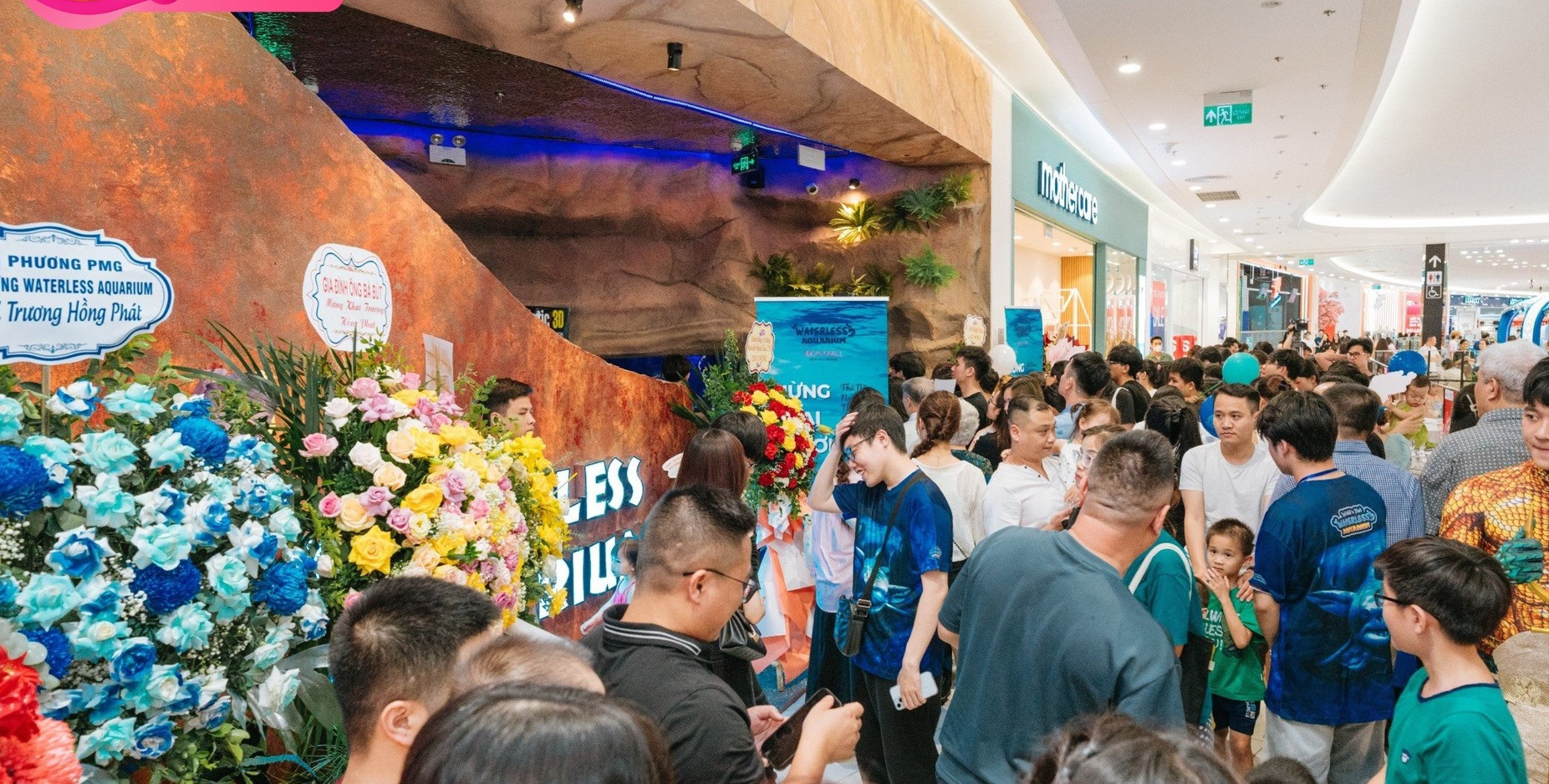 Khách hàng chen chân trong trung tâm thương mại Aeon Mall Hà Đông.