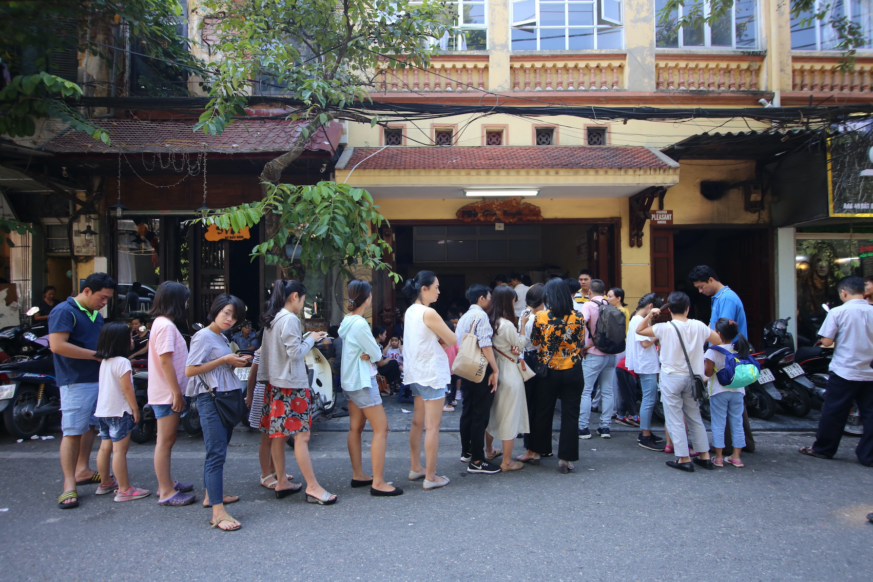 Người dân xếp hàng chờ thưởng thức món phở tại quán số 49, phố Bát Đàn, quận Hoàn Kiếm.