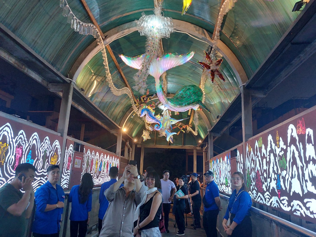 Rất đông du khách đến trải nghiệm trong dịp khai trương.