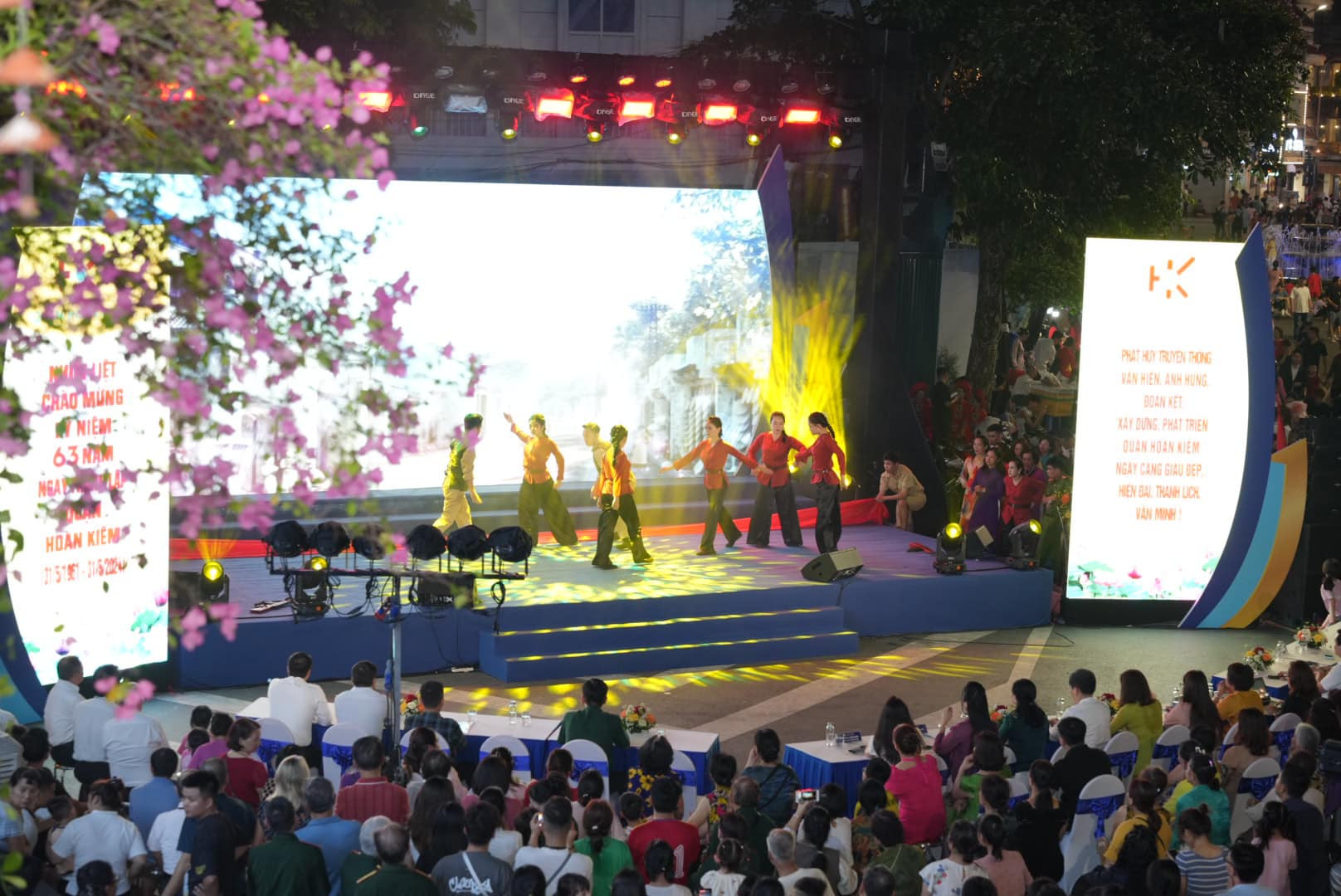 Đông đảo công chúng và khách du lịch thưởng thức các tiết mục văn nghệ. Đông đảo công chúng và khách du lịch thưởng thức các tiết mục văn nghệ.