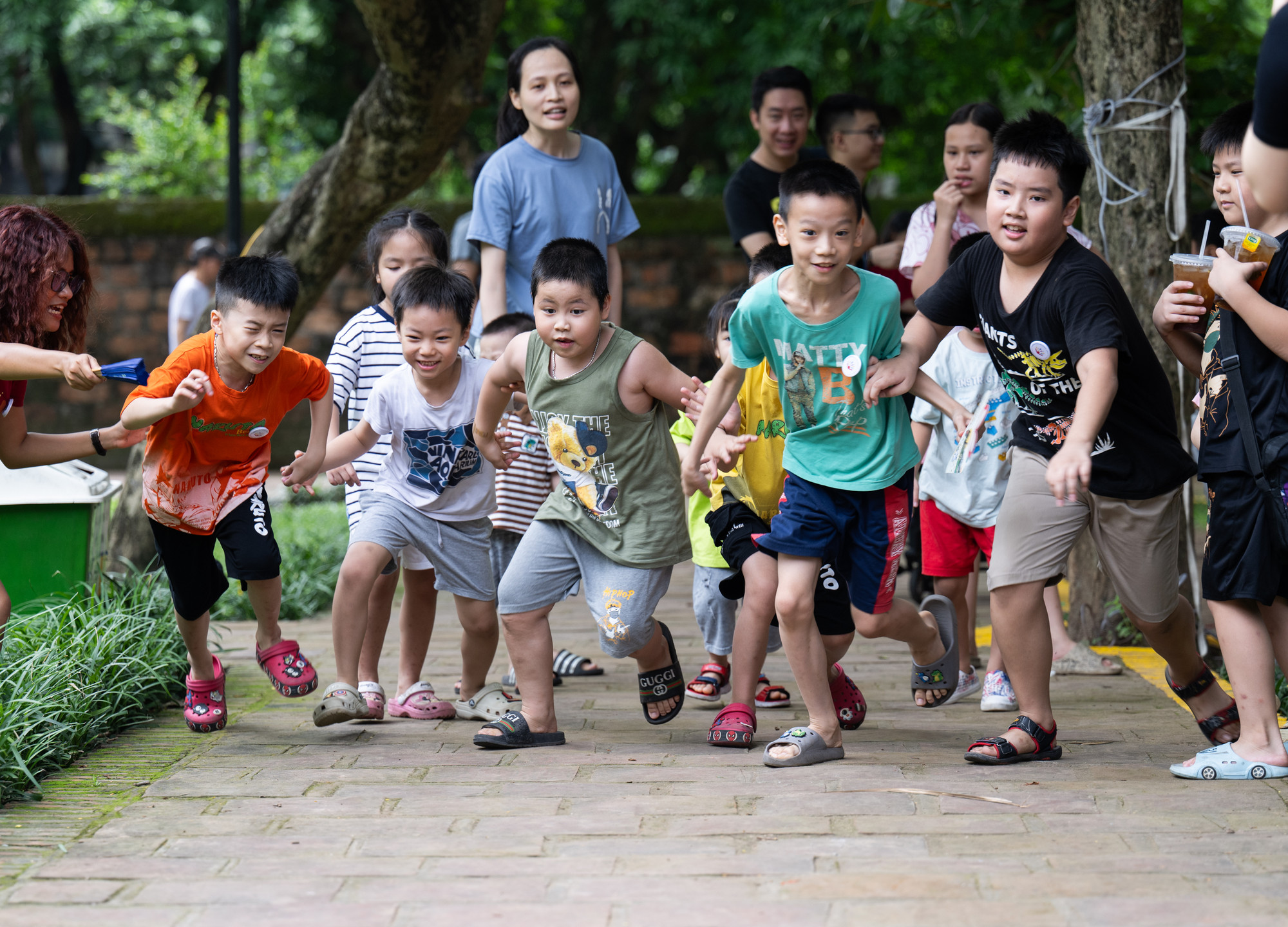 Các bạn nhỏ hào hứng tham gia một cuộc thi chạy.