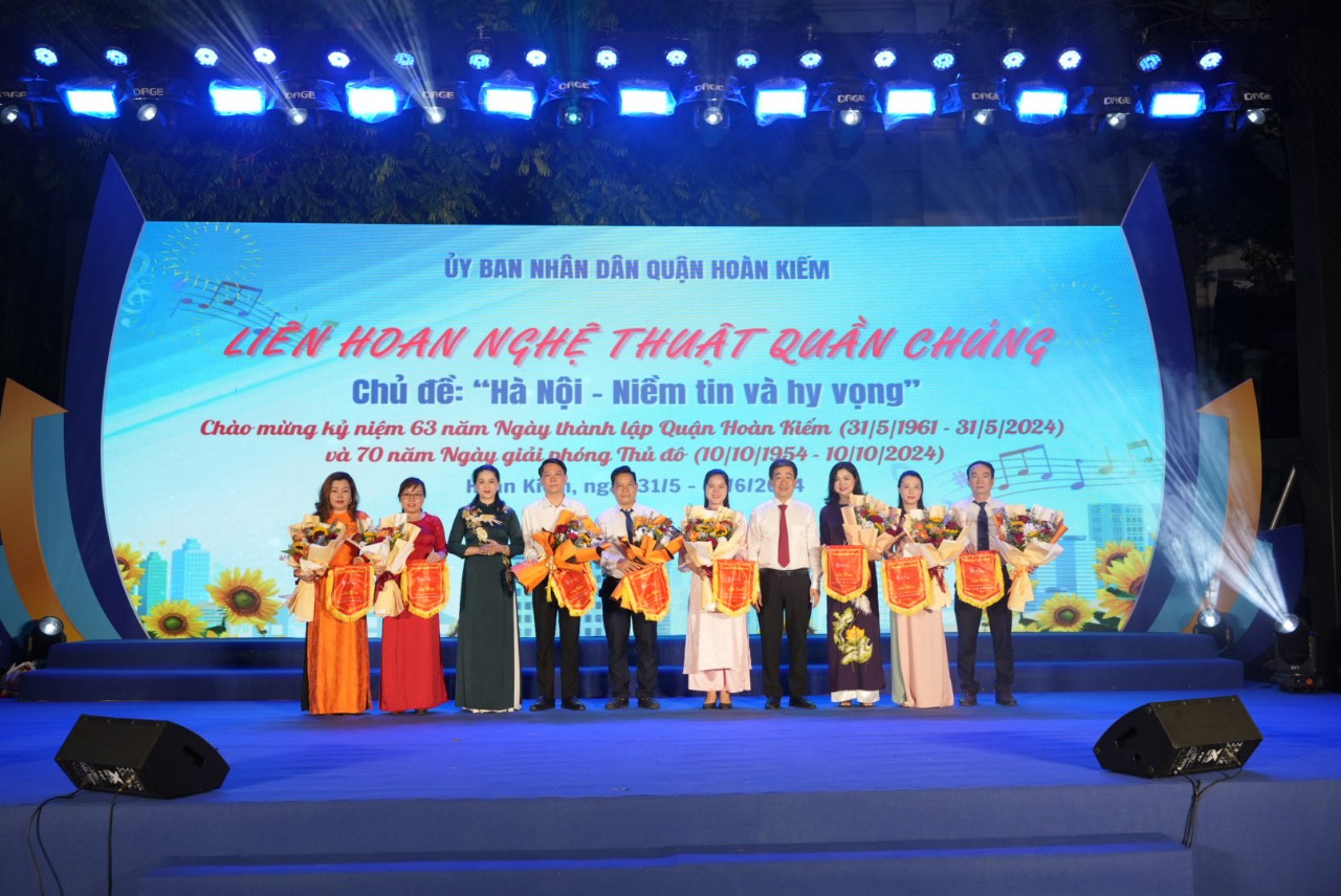 Ban Tổ chức vinh danh những đơn vị có tiết mục hấp dẫn. Ban Tổ chức vinh danh những đơn vị có tiết mục hấp dẫn.