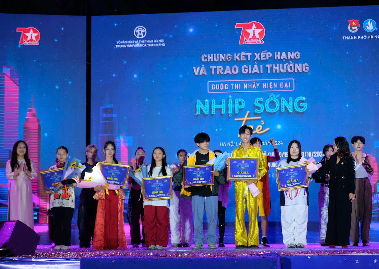 Các đội có thành tích cao được Ban Tổ chức trao giải.