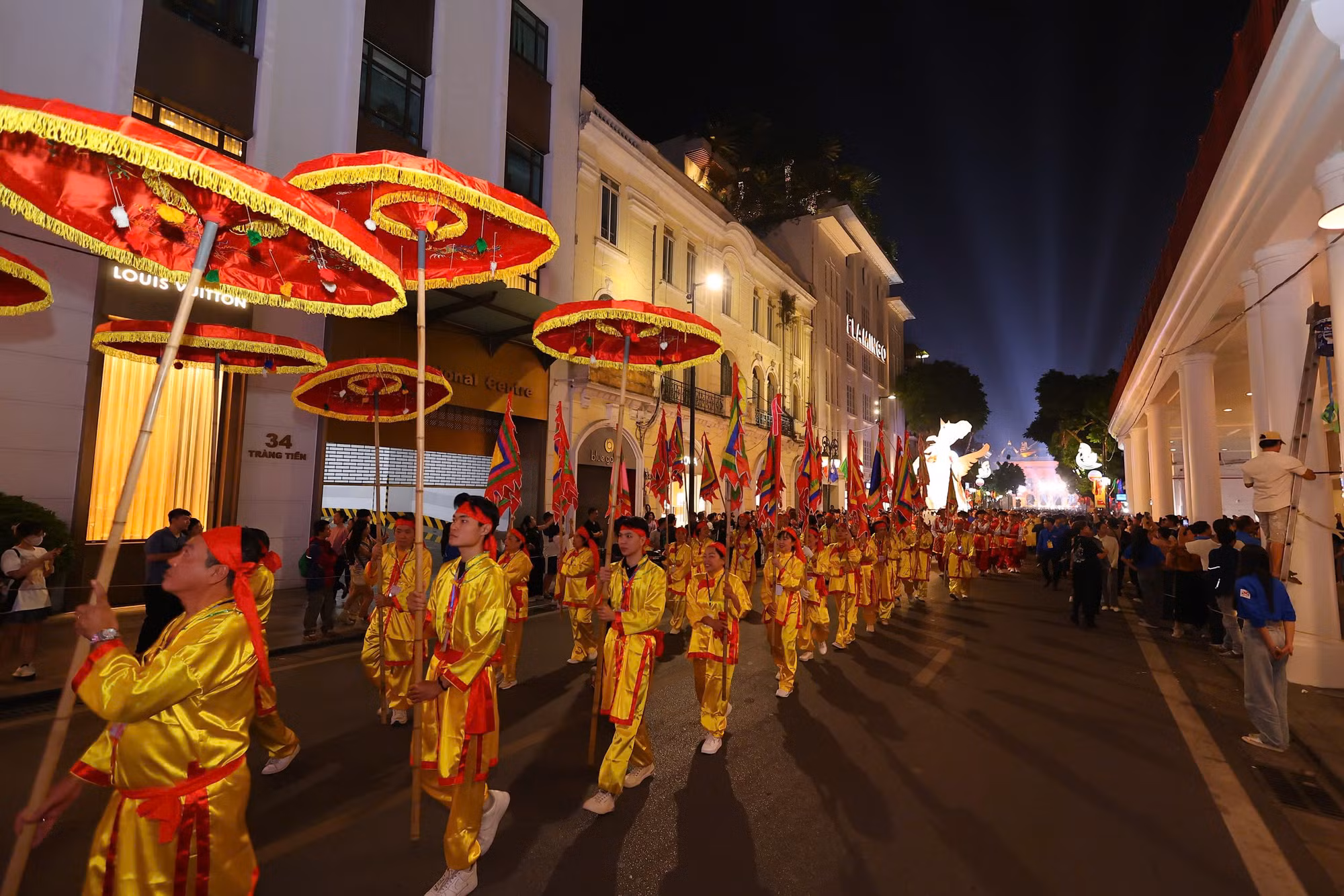 Nét truyền thống hoà trộn với những màn biểu diễn nghệ thuật hiện đại.