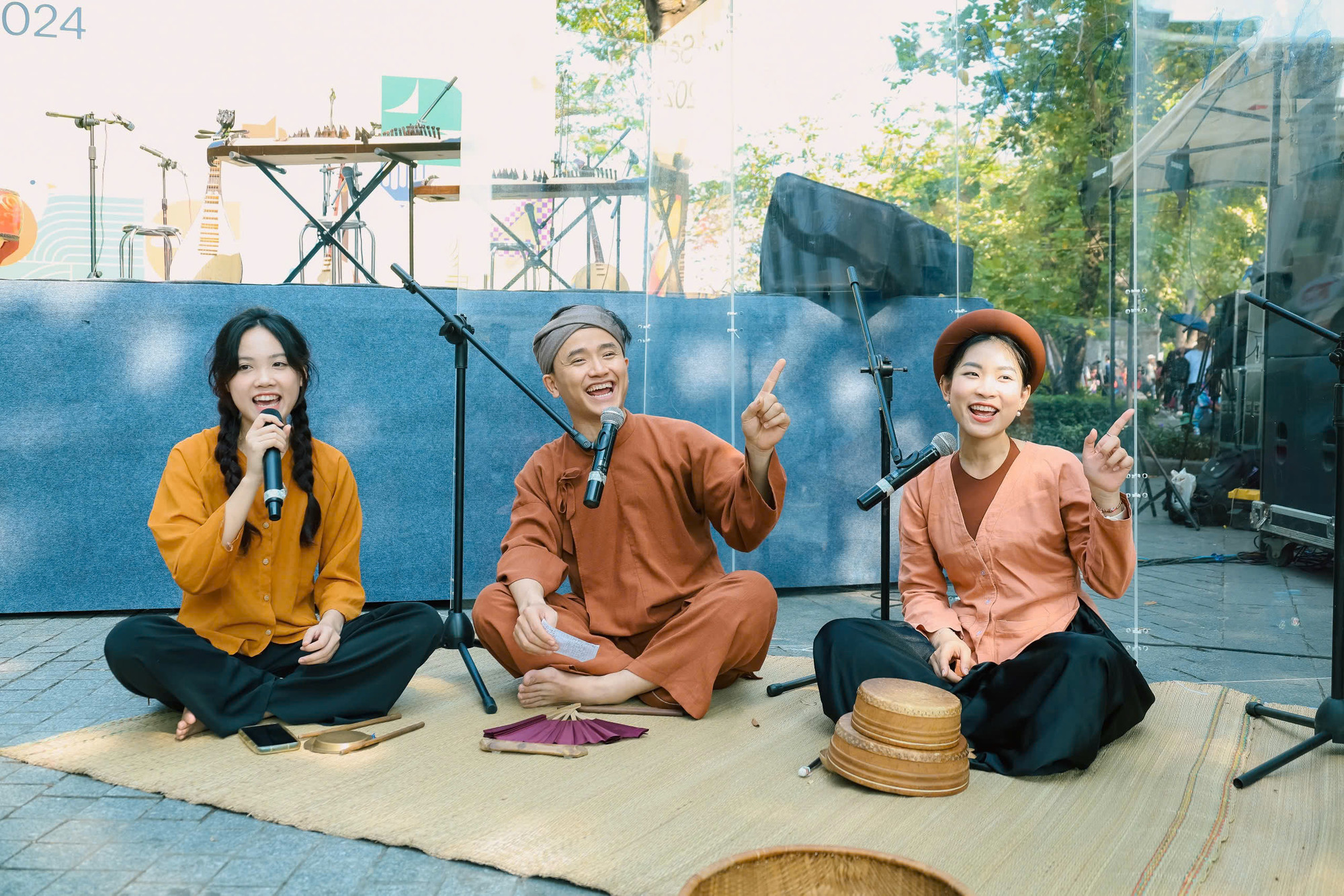 Nghệ thuật truyền thống "xuống đường" cùng khán giả.