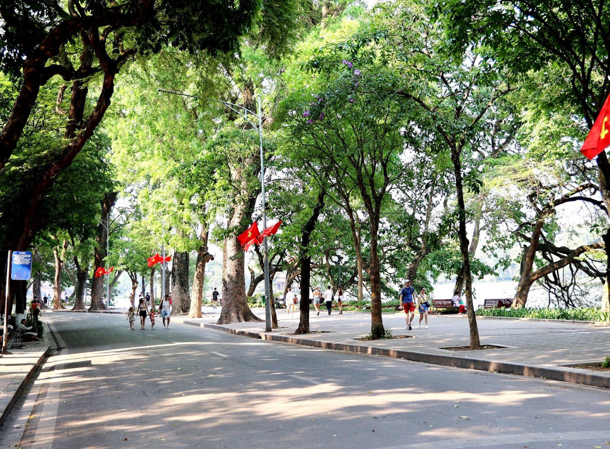 Phố đi bộ quanh hồ Hoàn Kiếm vắng người qua lại.