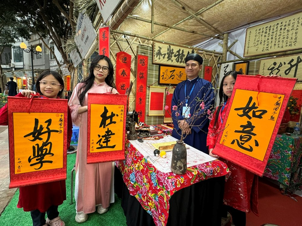 Các bạn trẻ phấn khởi khi nhận được chữ viết từ các "ông đồ".