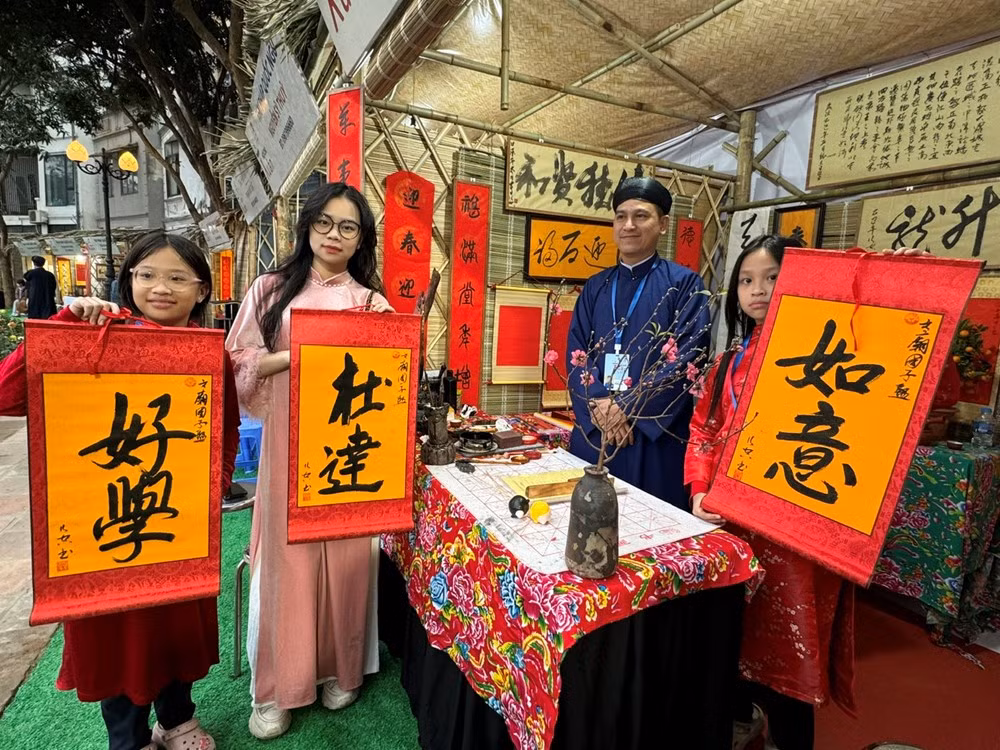 Các bạn trẻ phấn khởi khi nhận được chữ viết từ các "ông đồ".