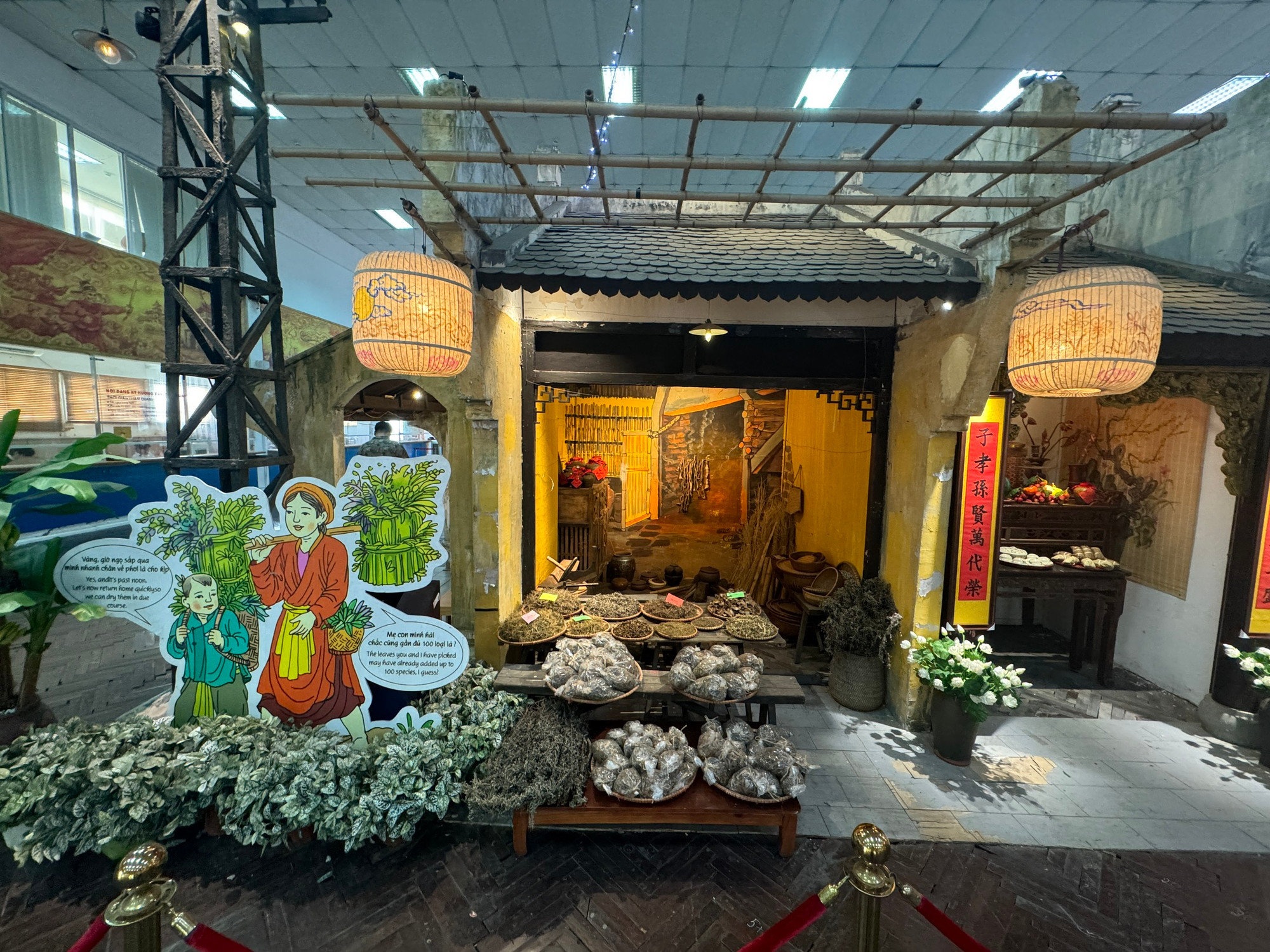 Gian hàng giới thiệu các loại thuốc trừ dịch bệnh trong mùa nắng nóng.