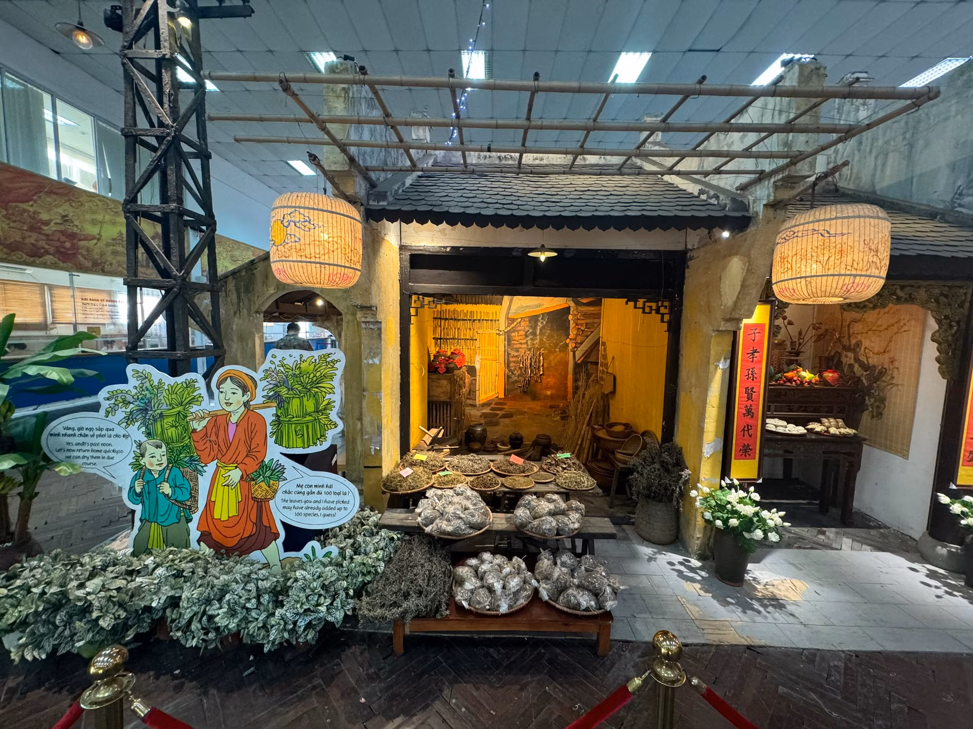 Gian hàng giới thiệu các loại thuốc trừ dịch bệnh trong mùa nắng nóng.