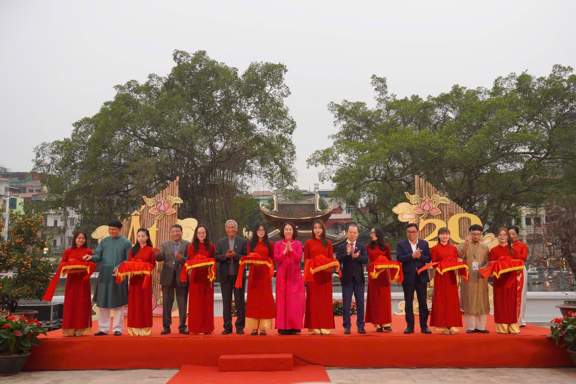 Lễ khai mạc diễn ra tại hồ Văn, không gian mới được cải tạo khang trang, sạch đẹp.