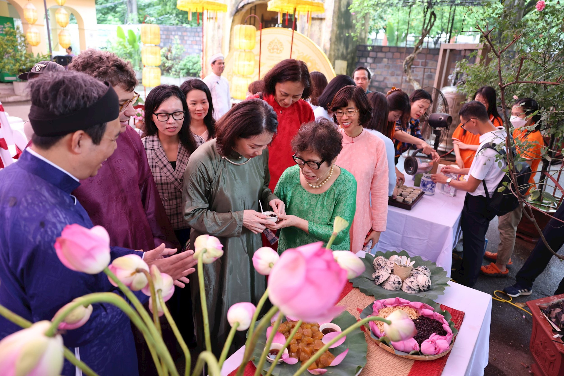 Các đại biểu trải nghiệm tục giết sâu bọ.