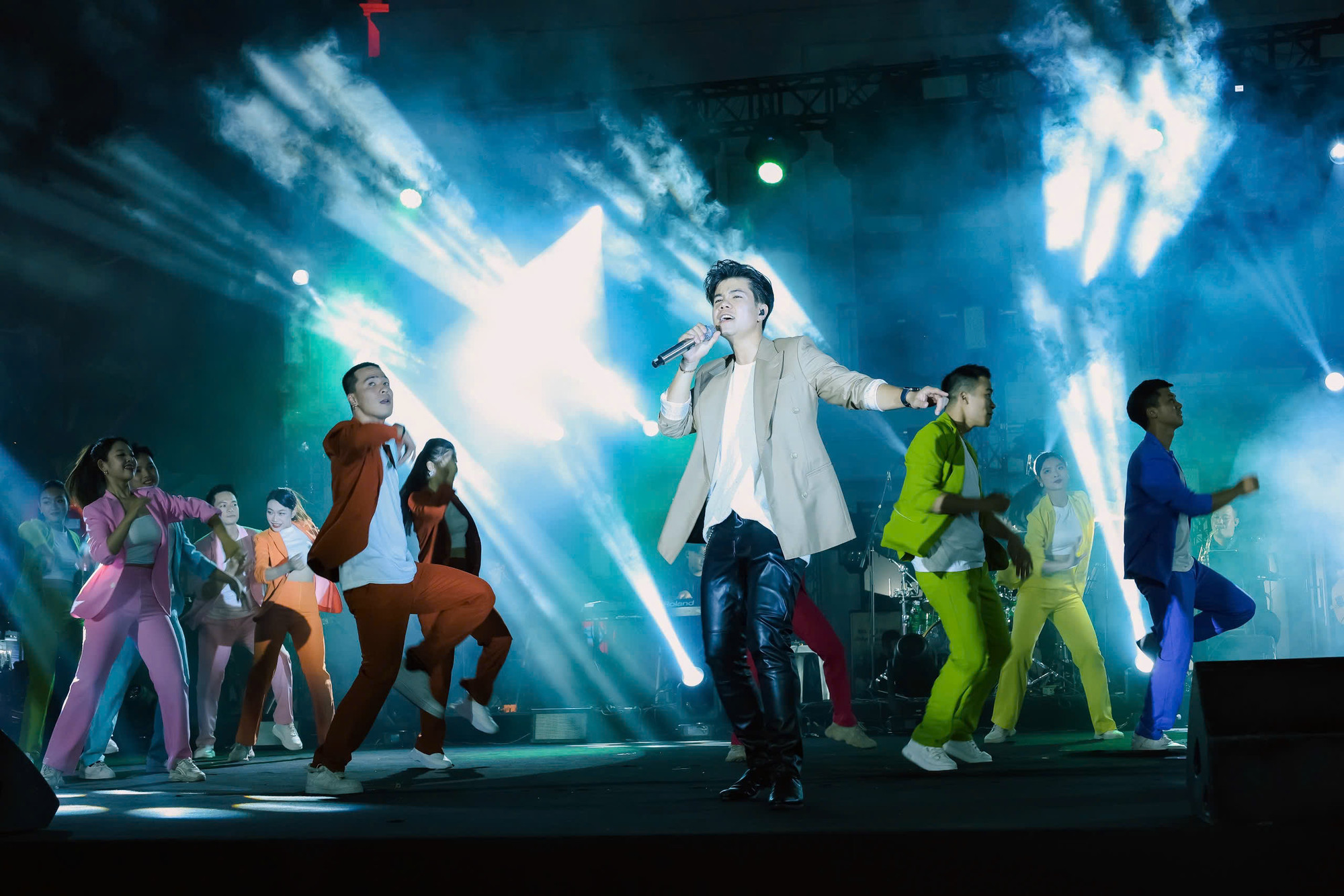 Các nghệ sĩ đem đến những tiết mục sôi động, hấp dẫn.