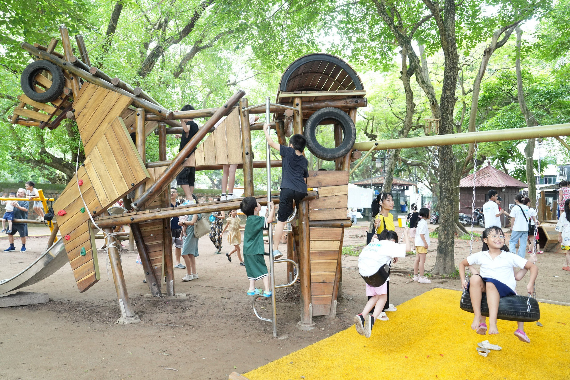 Ngựa khổng lồ luôn thu hút đông đảo bạn nhỏ.