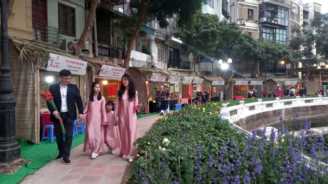 Không khí đậm chất xuân tại hồ Văn.