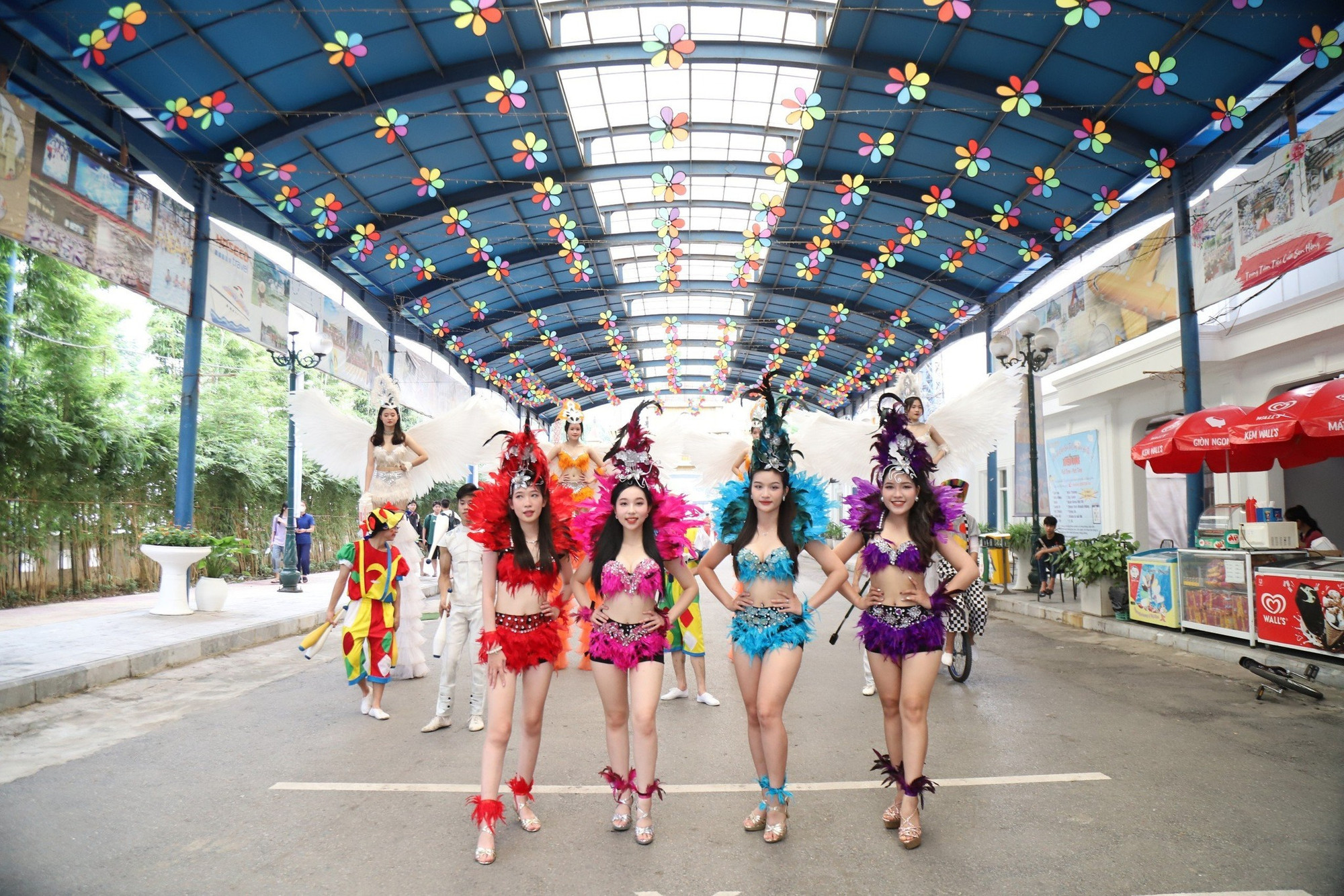 Công viên Hồ Tây thu hút khách du lịch bằng những màn trình diễn sôi động.