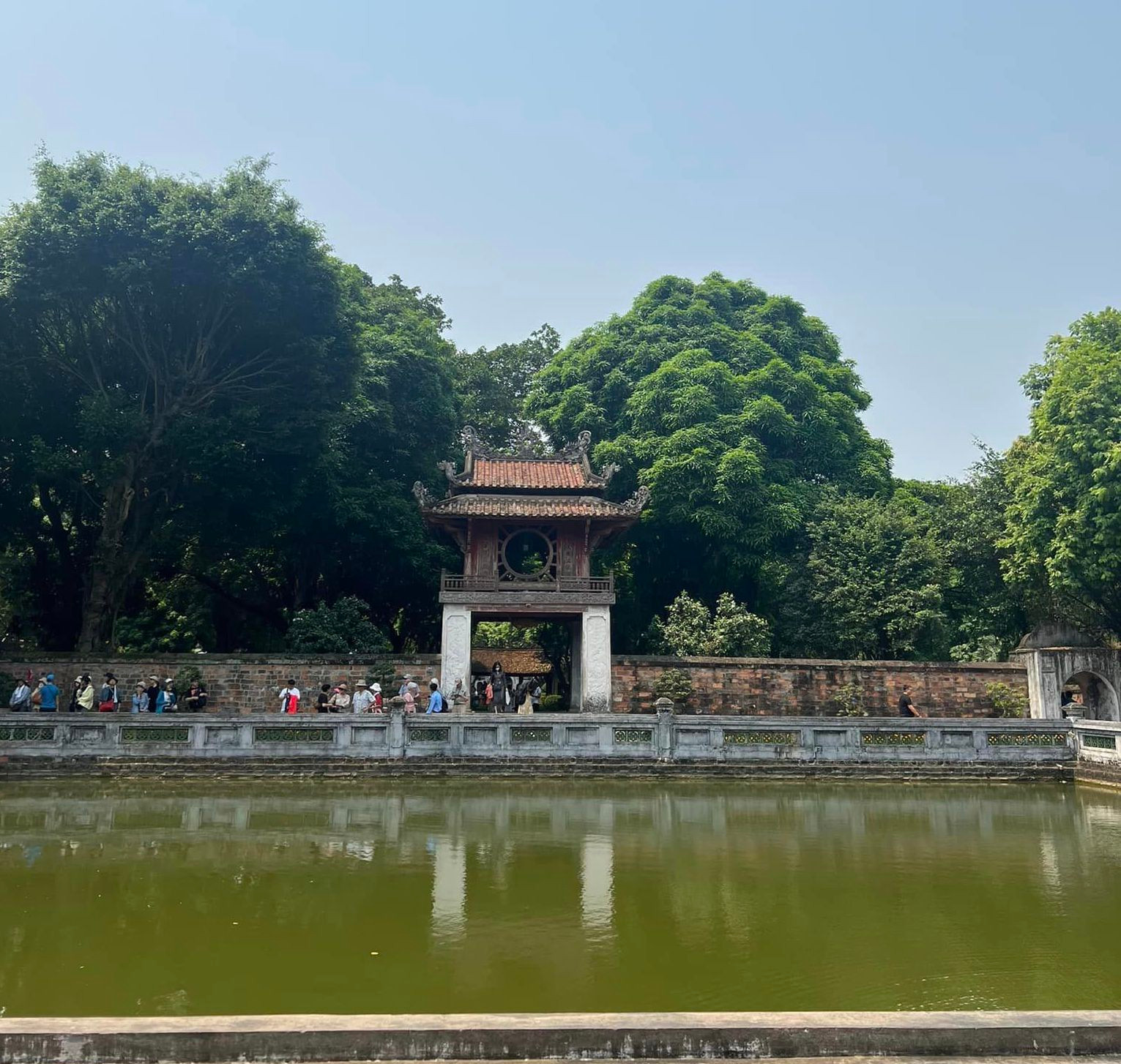 Khách đến tham quan tại Văn Miếu - Quốc Tử Giám.