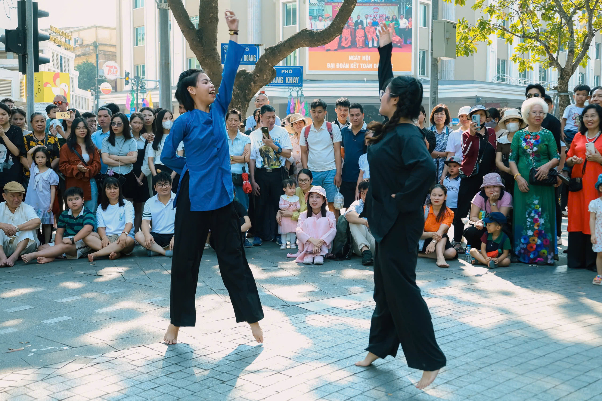 Các hoạt động nghệ thuật được tổ chức trong không gian mở, khiến khán giả cảm giác gần gũi, được tương tác với các nghệ sĩ.