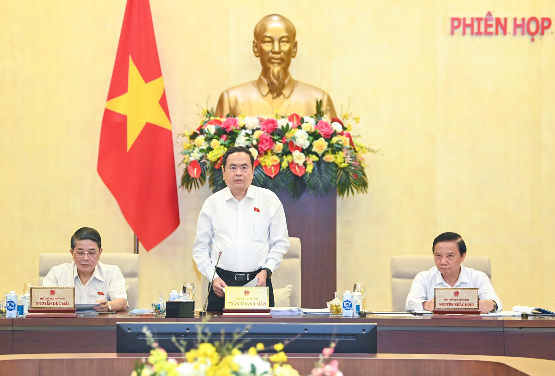 Chủ tịch Quốc hội nhấn mạnh, Kỳ họp thứ 7 vừa qua có nội dung nhiều nhất, thời gian làm việc dài nhất từ đầu nhiệm kỳ, từ kinh nghiệm tổ chức Kỳ họp thứ 7 sẽ góp phần đổi mới, nâng cao chất lượng Kỳ họp thứ 8 và các kỳ họp tiếp theo.