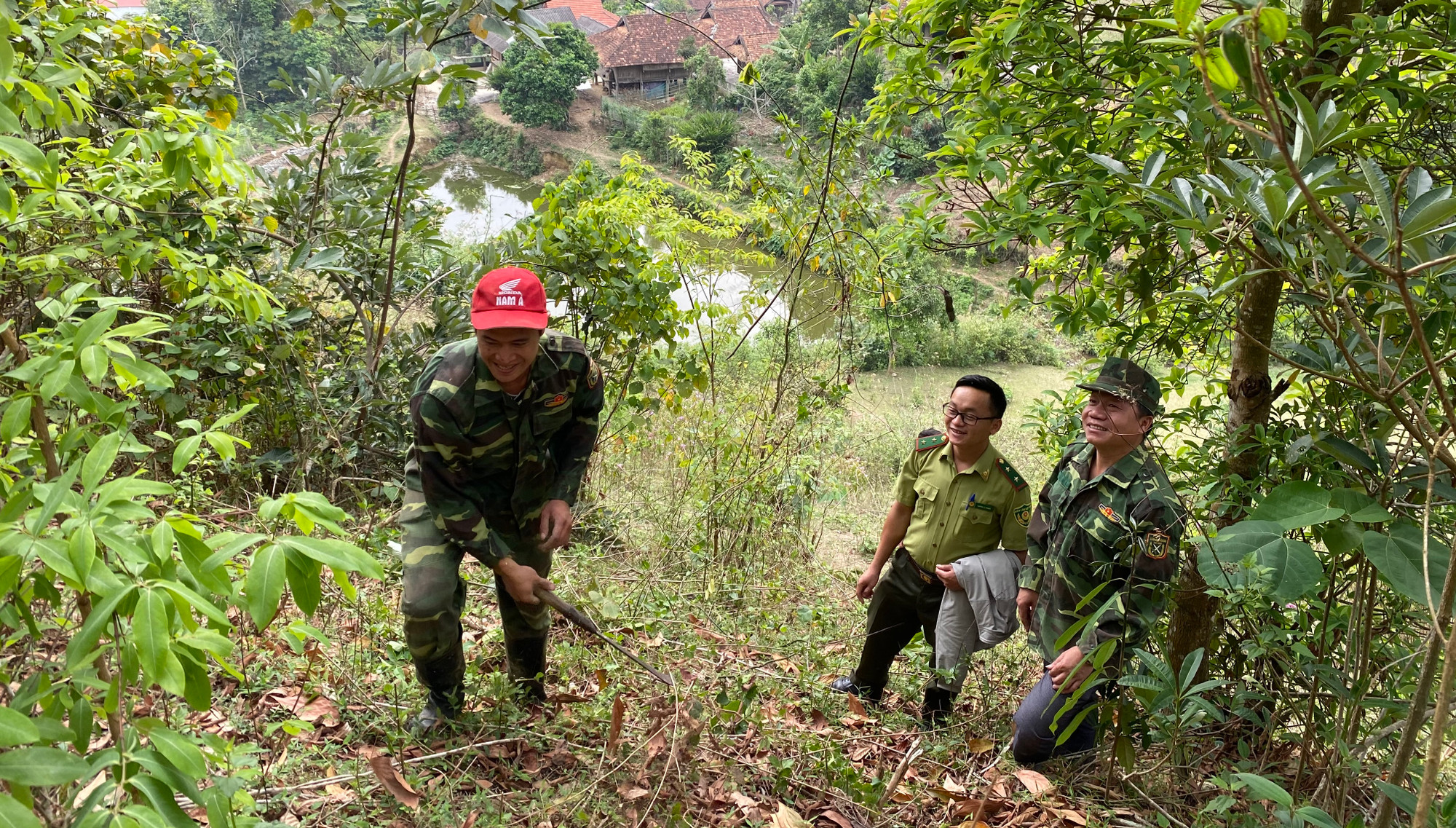 Ông Vì Văn Khiên (đầu tiên bên phải), Trưởng bản Mường Pồn 1 cùng thành viên Tổ bảo vệ rừng bản đi tuần tra, bảo vệ rừng. Ông Vì Văn Khiên (đầu tiên bên phải), Trưởng bản Mường Pồn 1 cùng thành viên Tổ bảo vệ rừng bản đi tuần tra, bảo vệ rừng.