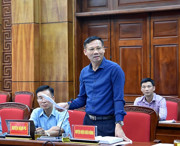 Đồng chí Bùi Ngọc La, Chủ tịch Ủy ban nhân dân huyện Điện Biên Đông, tỉnh Điện Biên đề xuất giải pháp tháo gỡ khó khăn dự án trồng mới cây mắc-ca trên địa bàn. Đồng chí Bùi Ngọc La, Chủ tịch Ủy ban nhân dân huyện Điện Biên Đông, tỉnh Điện Biên đề xuất giải pháp tháo gỡ khó khăn dự án trồng mới cây mắc-ca trên địa bàn.