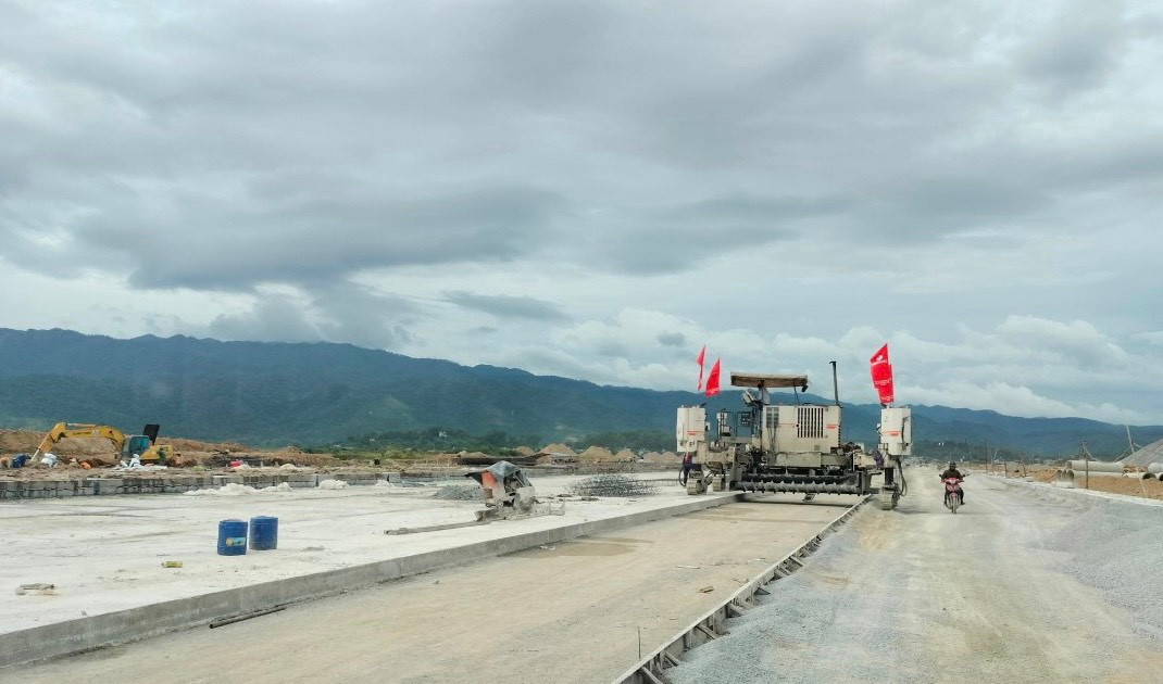 Các nhà thầu đang đẩy nhanh tiến độ thi công mở rộng sân bay Điện Biên-công trình trọng điểm góp phần tháo "điểm nghẽn" về giao thông tạo đòn bẩy cho Điện Biên phát triển.