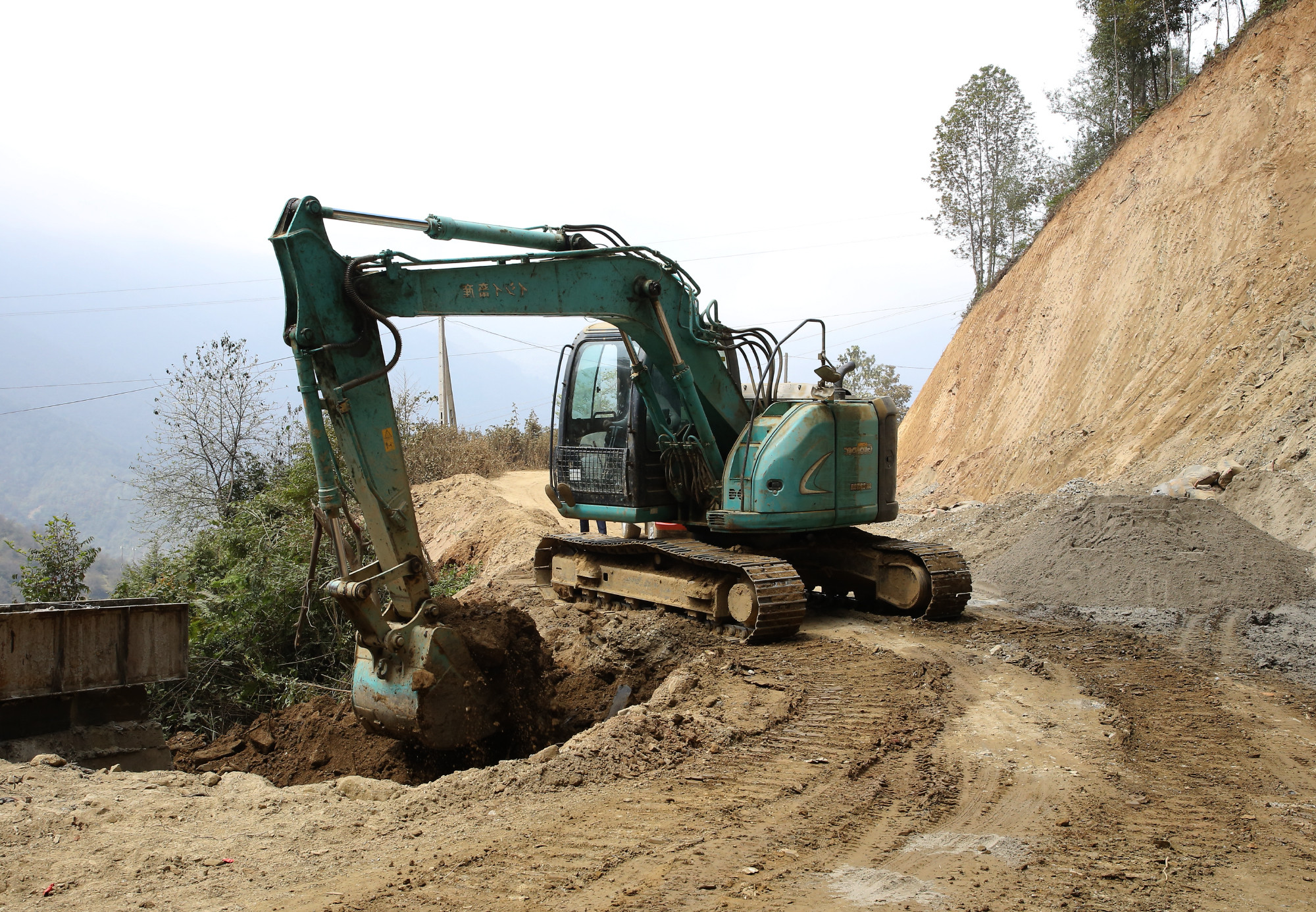 Nhà thầu tập trung máy móc, nhân lực thực hiện dự án cải tạo, nâng cấp tuyến đường 112 (đoạn xã Làng Chếu-Xím Vàng, huyện Bắc Yên), tỉnh Sơn La.