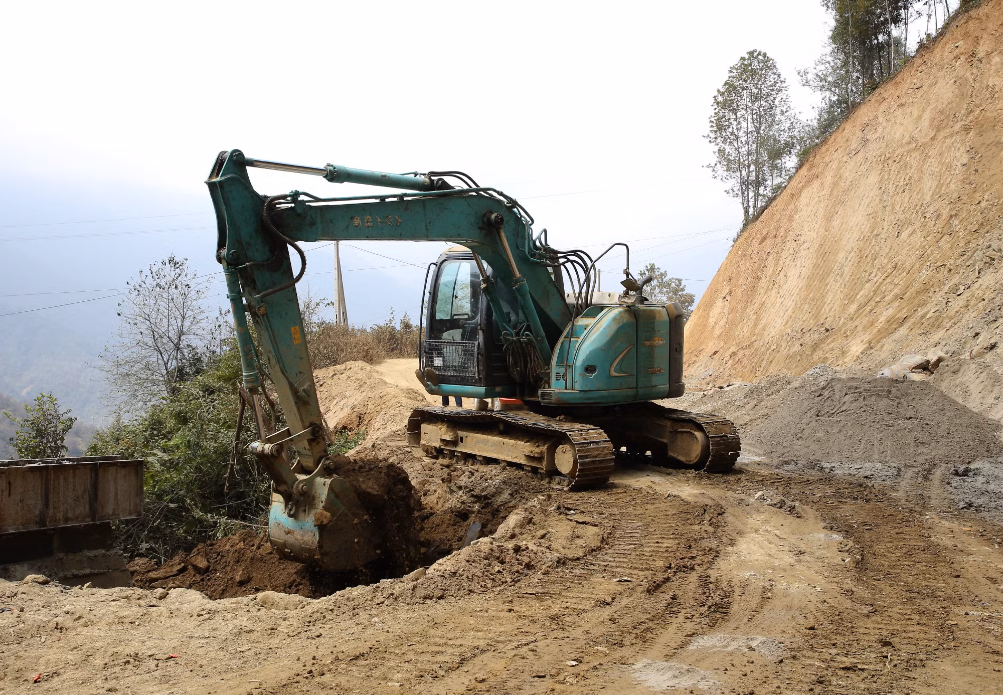 Nhà thầu tập trung máy móc, nhân lực thực hiện dự án cải tạo, nâng cấp tuyến đường 112 (đoạn xã Làng Chếu-Xím Vàng, huyện Bắc Yên), tỉnh Sơn La.