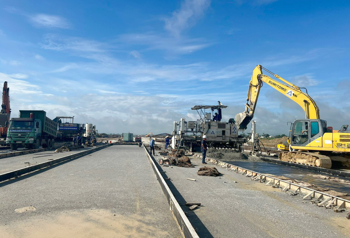 Các nhà thầu tập trung máy móc, phương tiện đẩy nhanh tiến độ thi công dự án nâng cấp, mở rộng sân bay Điện Biên Phủ.