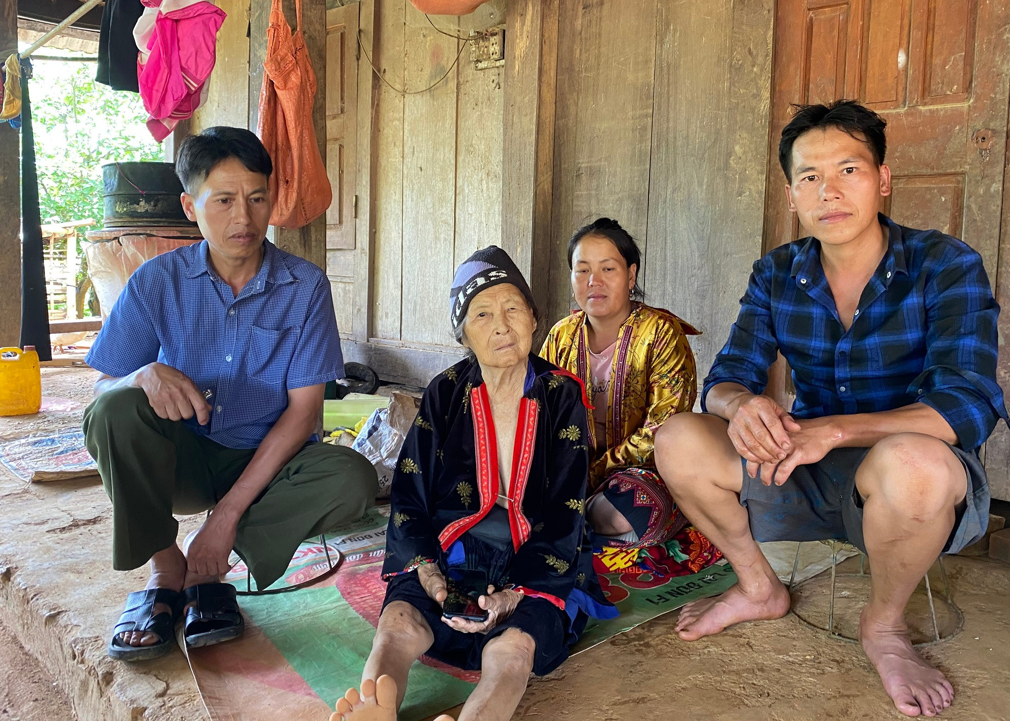 Trưởng bản Phình Sáng - Thào A Giáo (người đầu tiên bên trái ảnh) thường xuyên đến từng nhà vận động người dân thực hiện nghiêm quy định bảo vệ rừng. Trưởng bản Phình Sáng - Thào A Giáo (người đầu tiên bên trái ảnh) thường xuyên đến từng nhà vận động người dân thực hiện nghiêm quy định bảo vệ rừng.