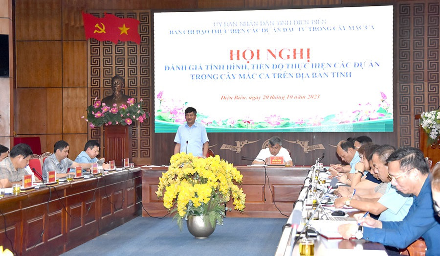 Đồng chí Lê Thành Đô, Chủ tịch Ủy ban nhân dân tỉnh Điện Biên, phát biểu ý kiến tại cuộc họp tháo gỡ khó khăn các dự án mắc-ca do Ủy ban nhân dân tỉnh tổ chức. Đồng chí Lê Thành Đô, Chủ tịch Ủy ban nhân dân tỉnh Điện Biên, phát biểu ý kiến tại cuộc họp tháo gỡ khó khăn các dự án mắc-ca do Ủy ban nhân dân tỉnh tổ chức.