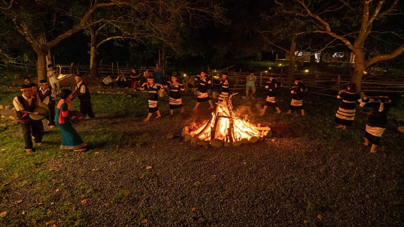 Chươn trình đêm lửa trại, giao lưu với đồng bào Raglai xã Phước Bình, huyện Bác Ái (Ninh Thuận) với du khách.