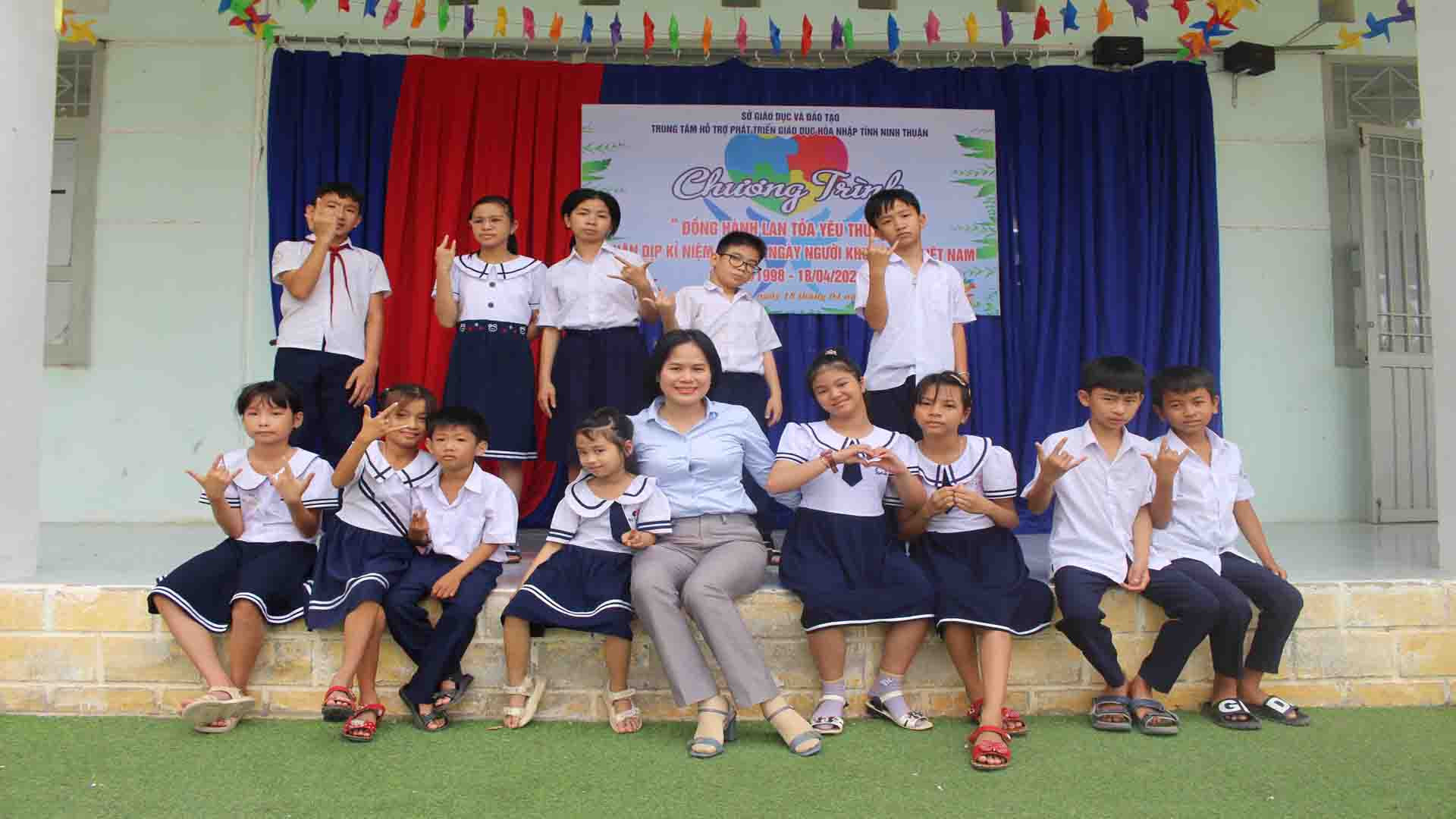 Trẻ em khuyết tật tại Trung tâm Hỗ trợ phát triển giáo dục hòa nhập tỉnh Ninh Thuận tham gia Chương trình “Đồng hành lan tỏa yêu thương" nhân kỷ niệm Ngày Người khuyết tật Việt Nam (18/4) tổ chức tại trung tâm.