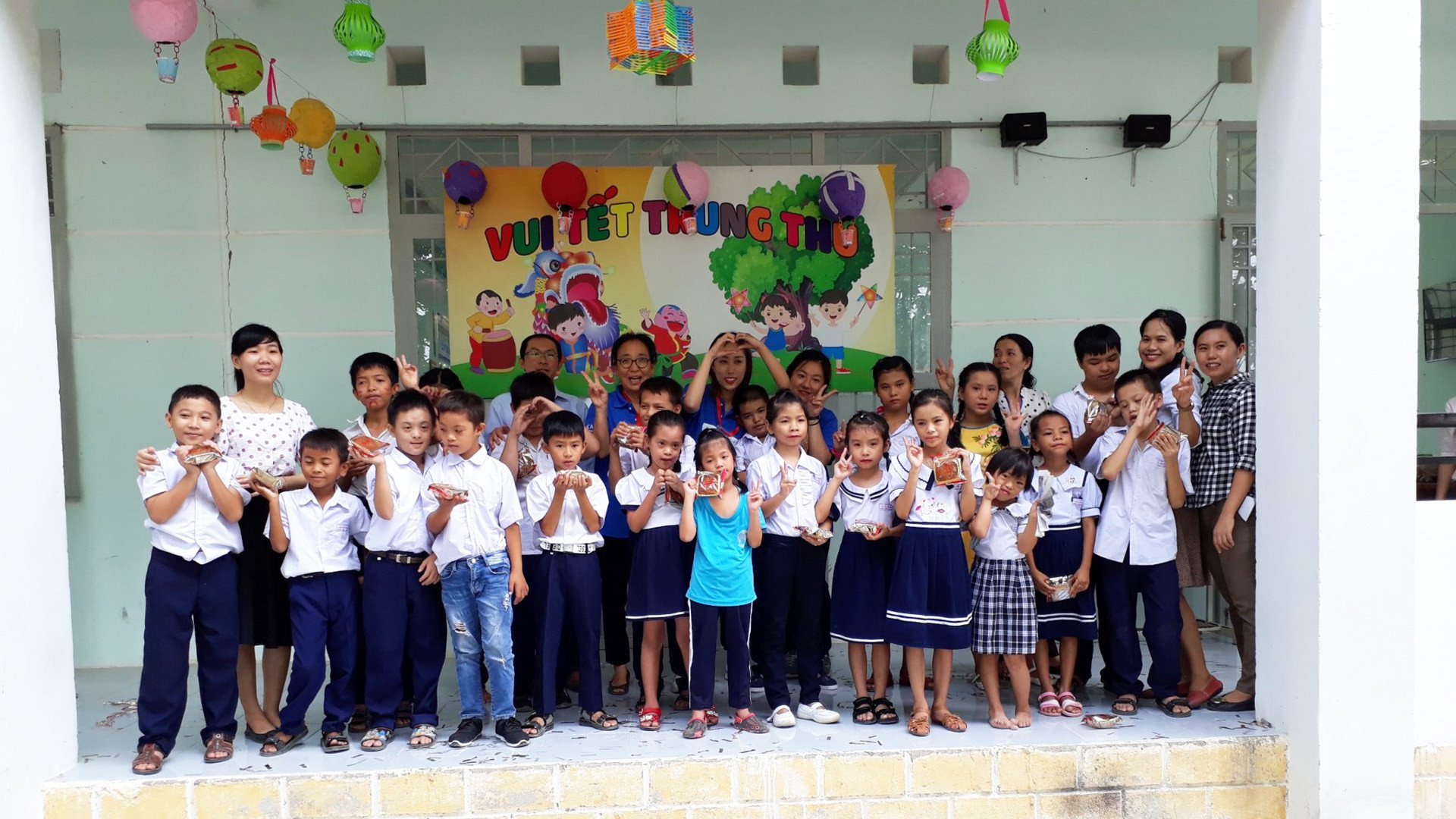 Các trẻ khuyết tật tại Trung tâm Hỗ trợ phát triển giáo dục hòa nhập tỉnh Ninh Thuận vui đón Tết Trung thu.