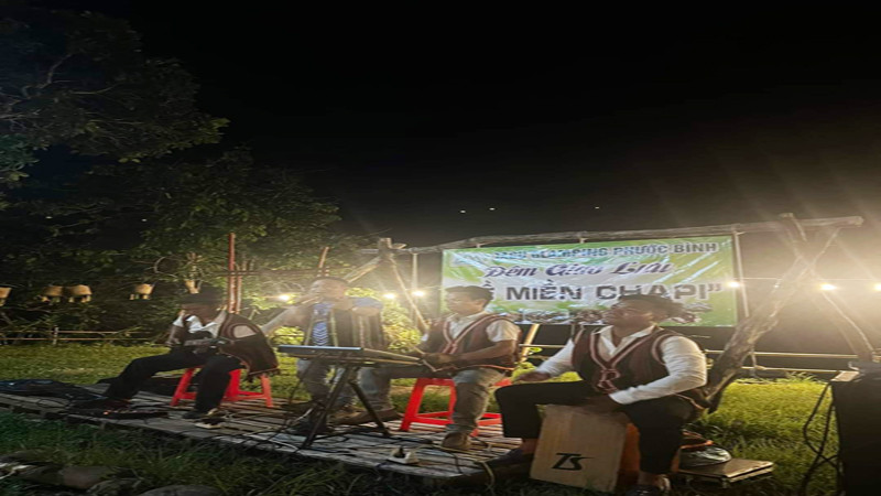 Đội văn nghệ dân gian tại một điểm du lịch cộng đồng xã Phước Bình biểu diễn, giới thiệu những giai điệu âm nhạc truyền thống của đồng bào Raglai với du khách.