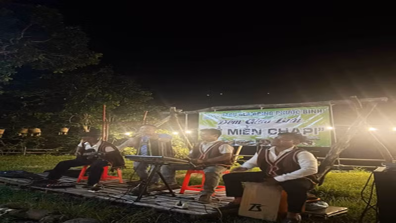 Đội văn nghệ dân gian tại một điểm du lịch cộng đồng xã Phước Bình biểu diễn, giới thiệu những giai điệu âm nhạc truyền thống của đồng bào Raglai với du khách.