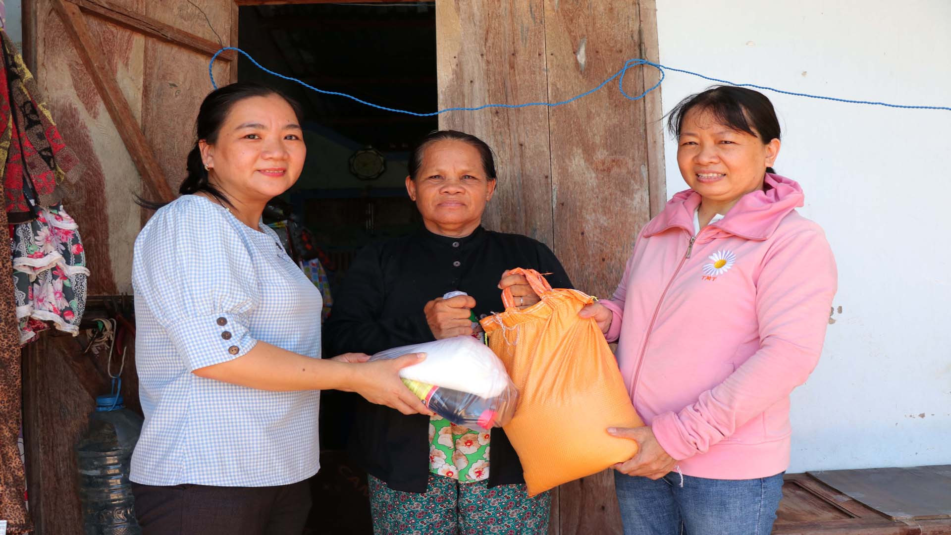 Hội viên Tổ thu gom phế liệu tình thương “Biến rác thành tiền” của Hội phụ nữ huyện Ninh Phước, tỉnh Ninh Thuận thăm hỏi, tặng nhu yếu phẩm cho người có hoàn cảnh khó khăn ở địa phương.