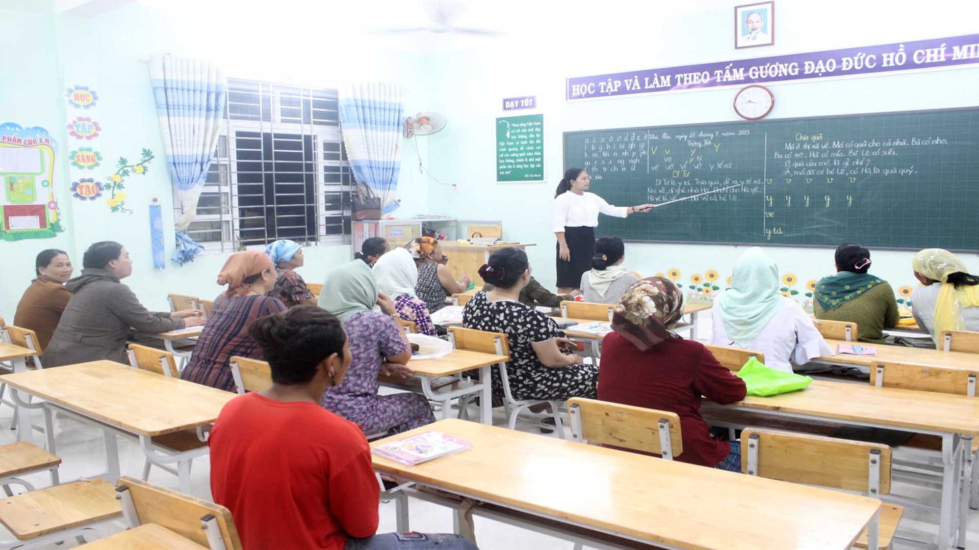 Một buổi dạy xóa mù chữ dành cho đồng bào dân tộc thiểu số cao tuổi tại xã Xuân Hải, huyện Ninh Hải, tỉnh Ninh Thuận.