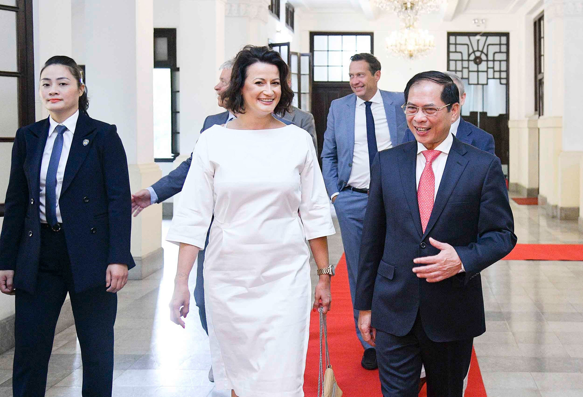 Trước đó, Chủ tịch Thượng viện Vương quốc Bỉ Stephanie D’Hose có buổi làm việc với Bộ trưởng Ngoại giao Bùi Thanh Sơn tại Trụ sở Bộ Ngoại giao (số 1 Tôn Thất Đàm, quận Ba Đình).