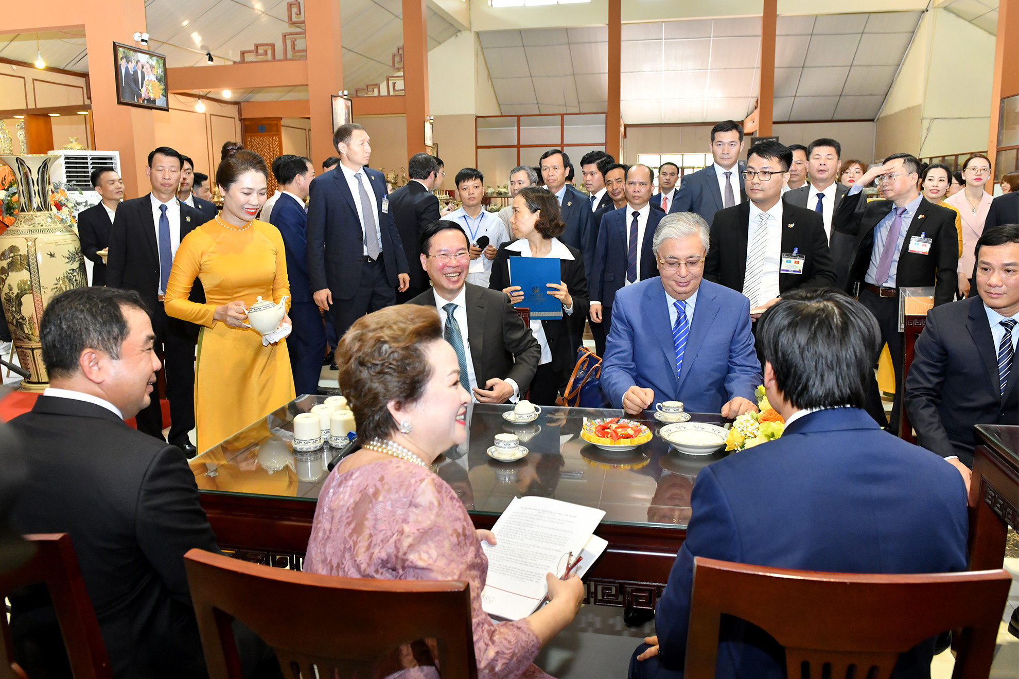 Chủ tịch nước Võ Văn Thưởng và Tổng thống Cộng hòa Kazakhstan Kassym-Jomart Tokayev nghe giới thiệu về quá trình phát triển thương hiệu Gốm Chu Đậu.