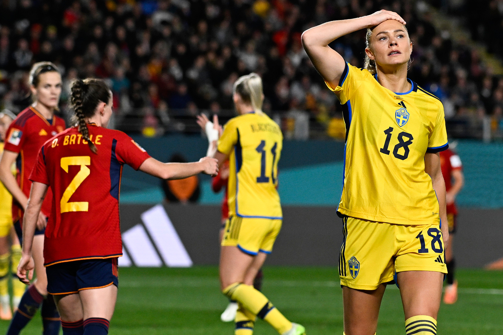 Tiền đạo người Thụy Điển Fridolina Rolfo tiếc nuối sau một tình huống bỏ lỡ cơ hội ghi bàn. (Ảnh: Reuters)