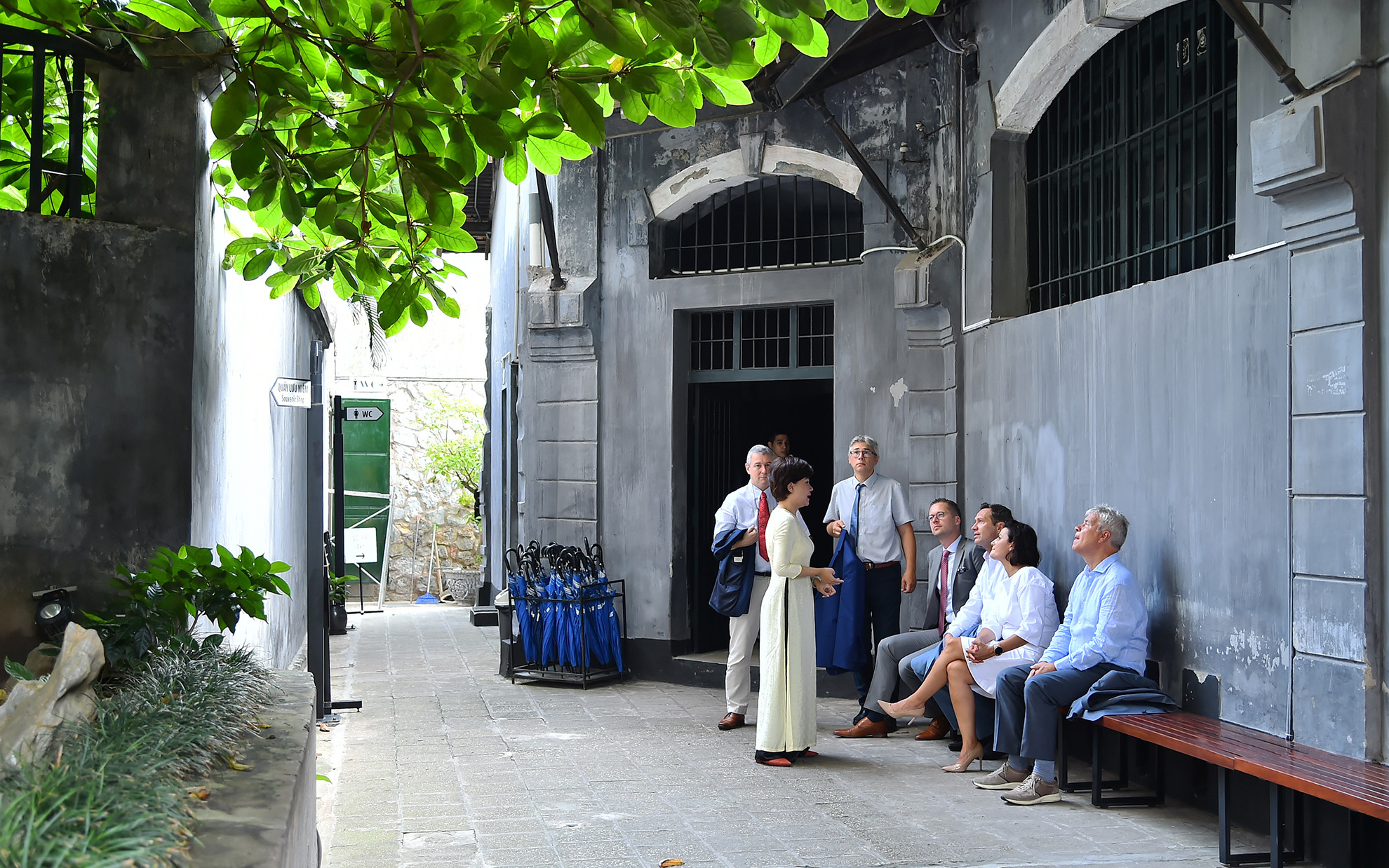 Chủ tịch Thượng viện Vương quốc Bỉ Stephanie D’Hose cùng các thành viên trong đoàn nghe thuyết minh, giới thiệu về Di tích Nhà tù Hỏa Lò.