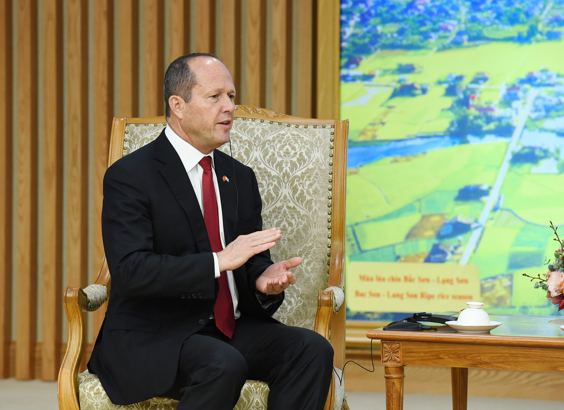 Bộ trưởng Kinh tế và Công nghiệp Israel Nir Barkat phát biểu tại buổi tiếp.