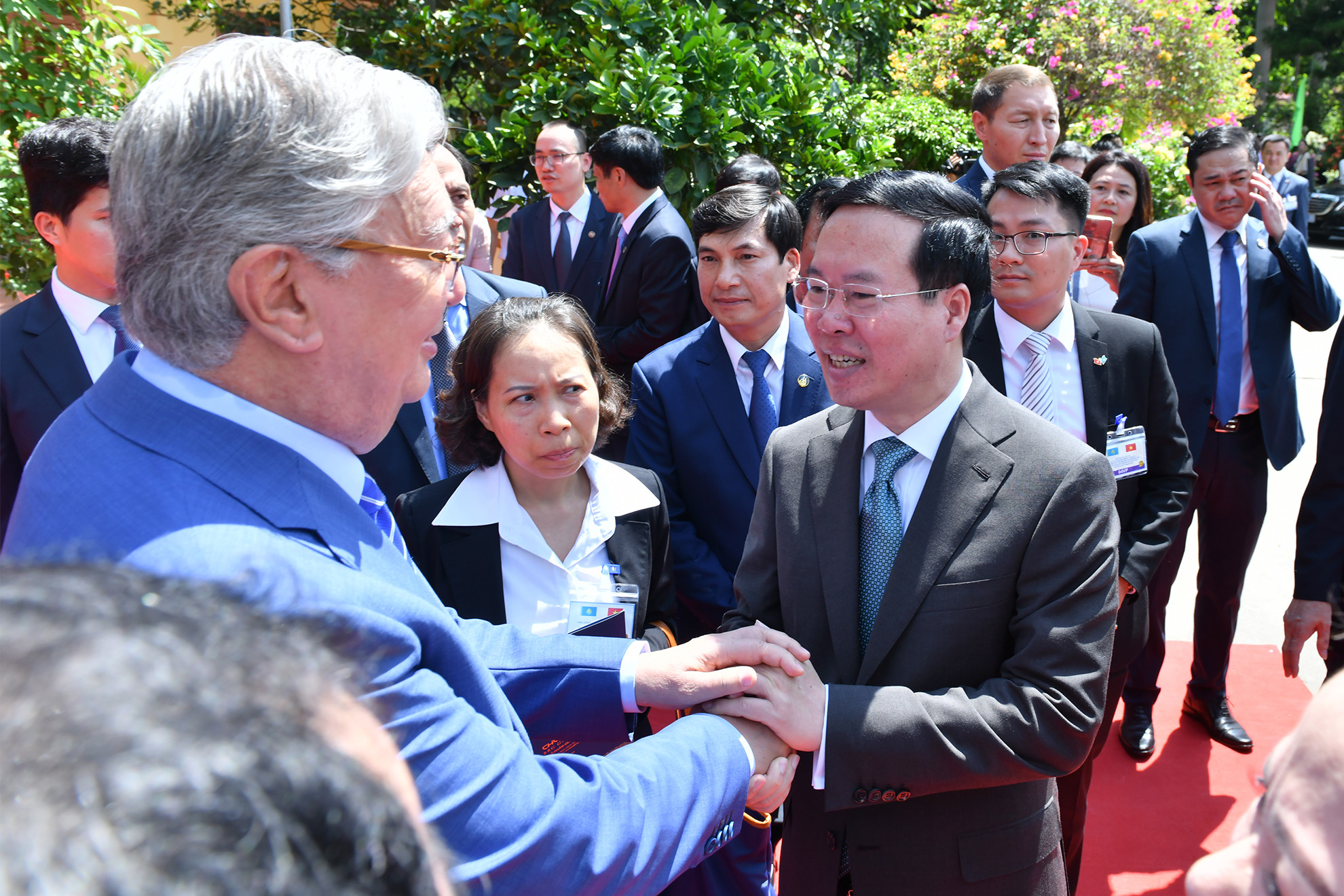 Chủ tịch nước Võ Văn Thưởng đón Tổng thống Kazakhstan Kassym-Jomart đến thăm Công ty Cổ phần Gốm Chu Đậu.