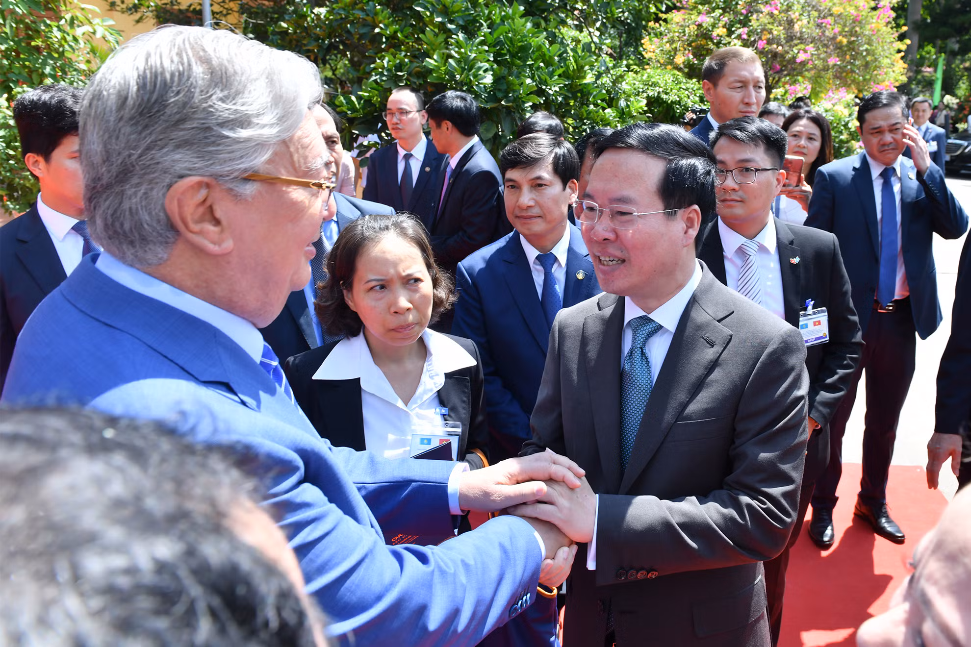 Chủ tịch nước Võ Văn Thưởng đón Tổng thống Kazakhstan Kassym-Jomart đến thăm Công ty Cổ phần Gốm Chu Đậu.