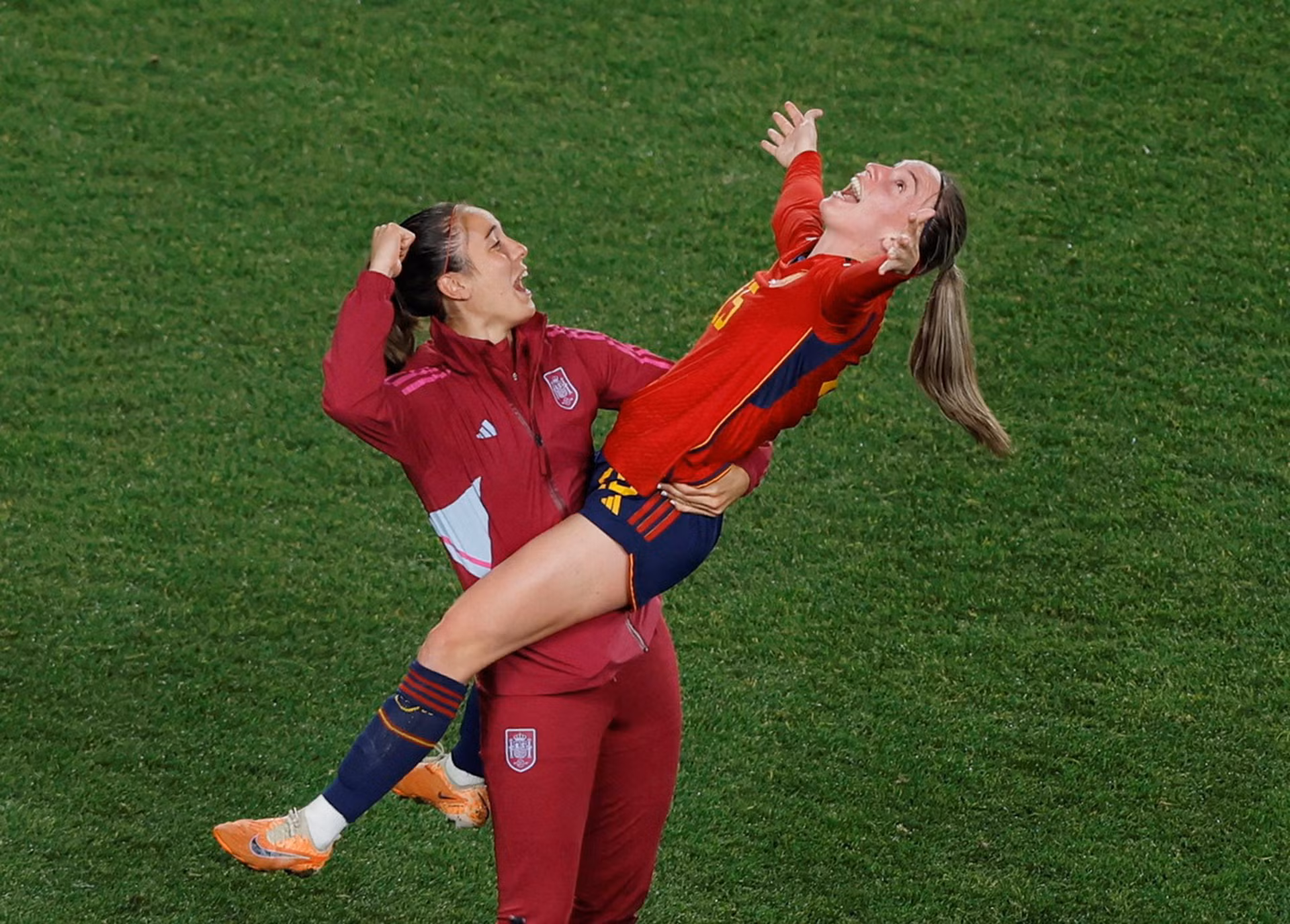 Tiền đạo Eva Navarro ăn mừng chiến thắng. (Ảnh: Reuters)