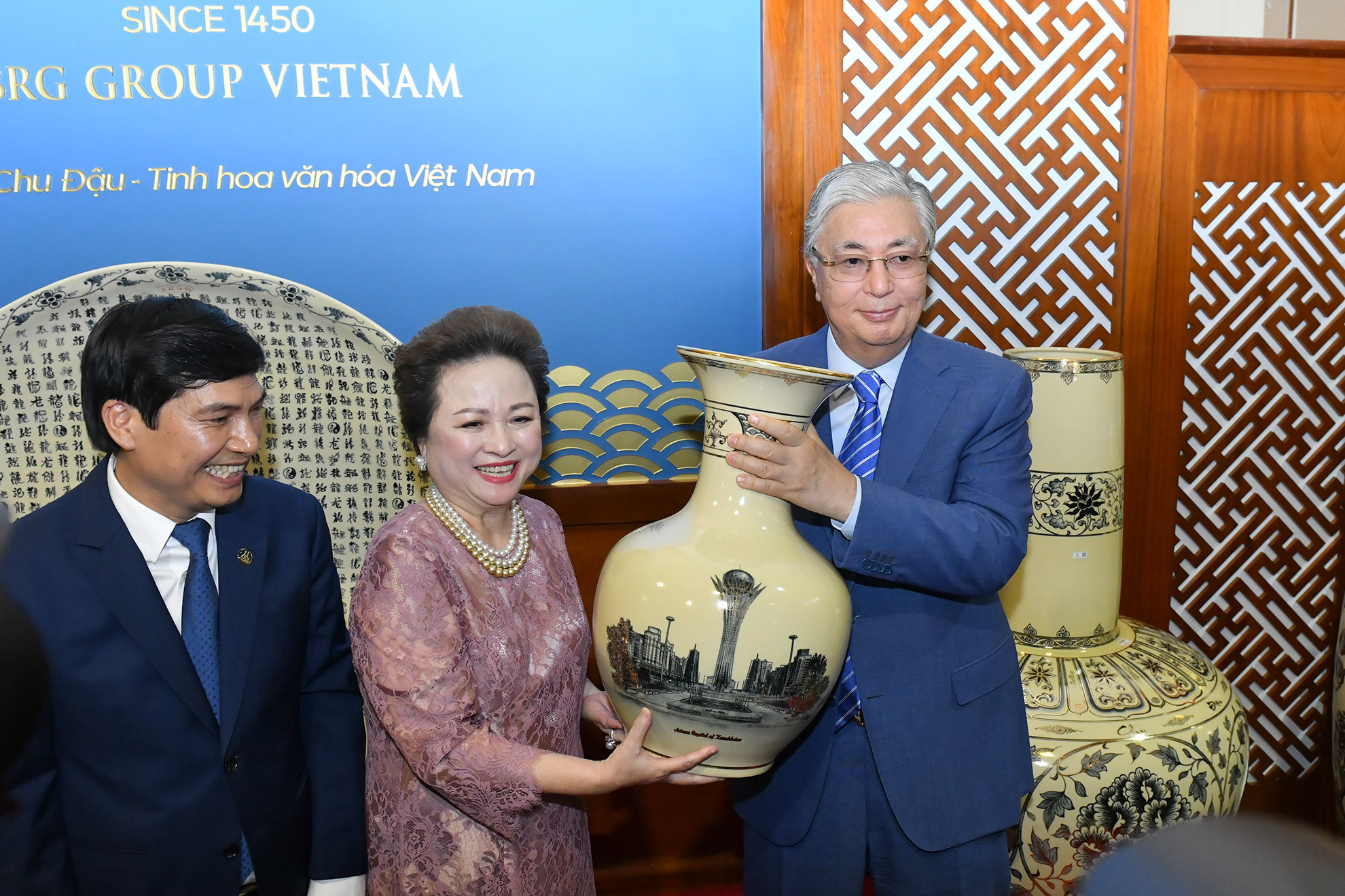 Đại diện Công ty Gốm Chu Đậu tặng quà lưu niệm cho Tổng thống Cộng hòa Kazakhstan Kassym-Jomart.