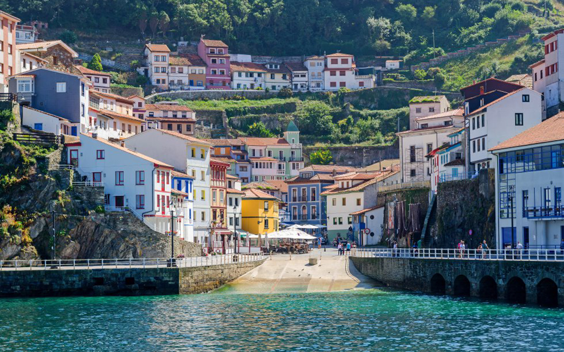 Thị trấn Cudillero, nằm cách thành phố Gijón 52 km về phía đông, là một trong những ngôi làng hút khách nhất Tây Ban Nha với những ngôi nhà màu sắc ôm lấy quảng trường Plaza de la Marina và những sườn dốc xanh mướt, nơi du khách có thể thoải mái ngồi thư giãn, tận hưởng gió biển và ngắm nhìn quang cảnh cảng quyến rũ. (Ảnh: Getty) Thị trấn Cudillero, nằm cách thành phố Gijón 52 km về phía đông, là một trong những ngôi làng hút khách nhất Tây Ban Nha với những ngôi nhà màu sắc ôm lấy quảng trường Plaza de la Marina và những sườn dốc xanh mướt, nơi du khách có thể thoải mái ngồi thư giãn, tận hưởng gió biển và ngắm nhìn quang cảnh cảng quyến rũ. (Ảnh: Getty)